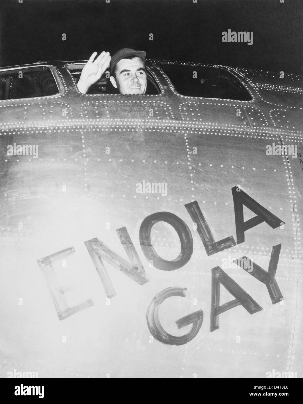Le colonel Paul Tibbets forme à partir du poste de pilotage de l'Enola Gay. Banque D'Images