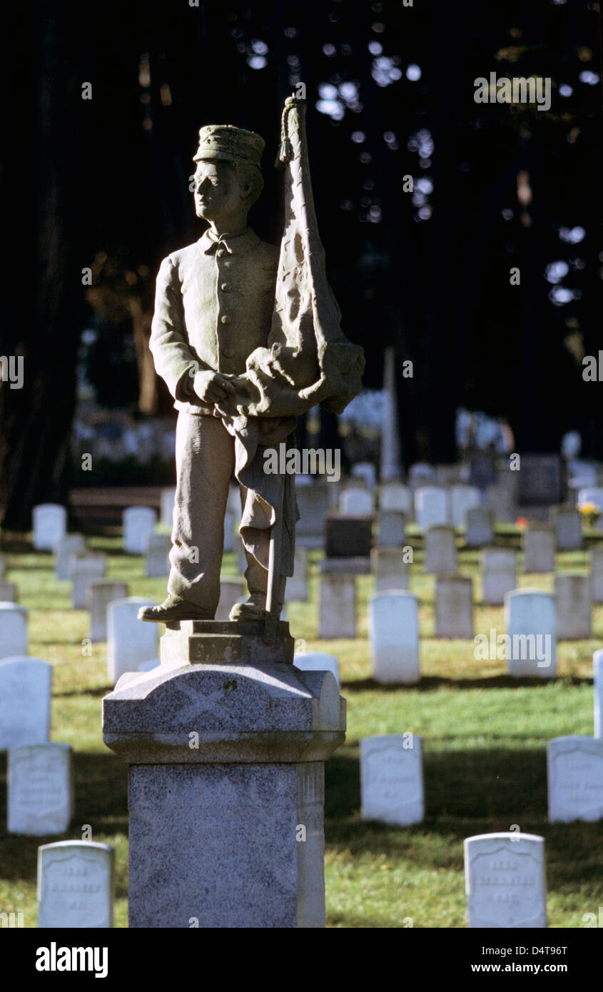 Jeune soldat de la guerre civile se tient au sommet de la memorial at the Presidio de San Francisco cemetery Banque D'Images