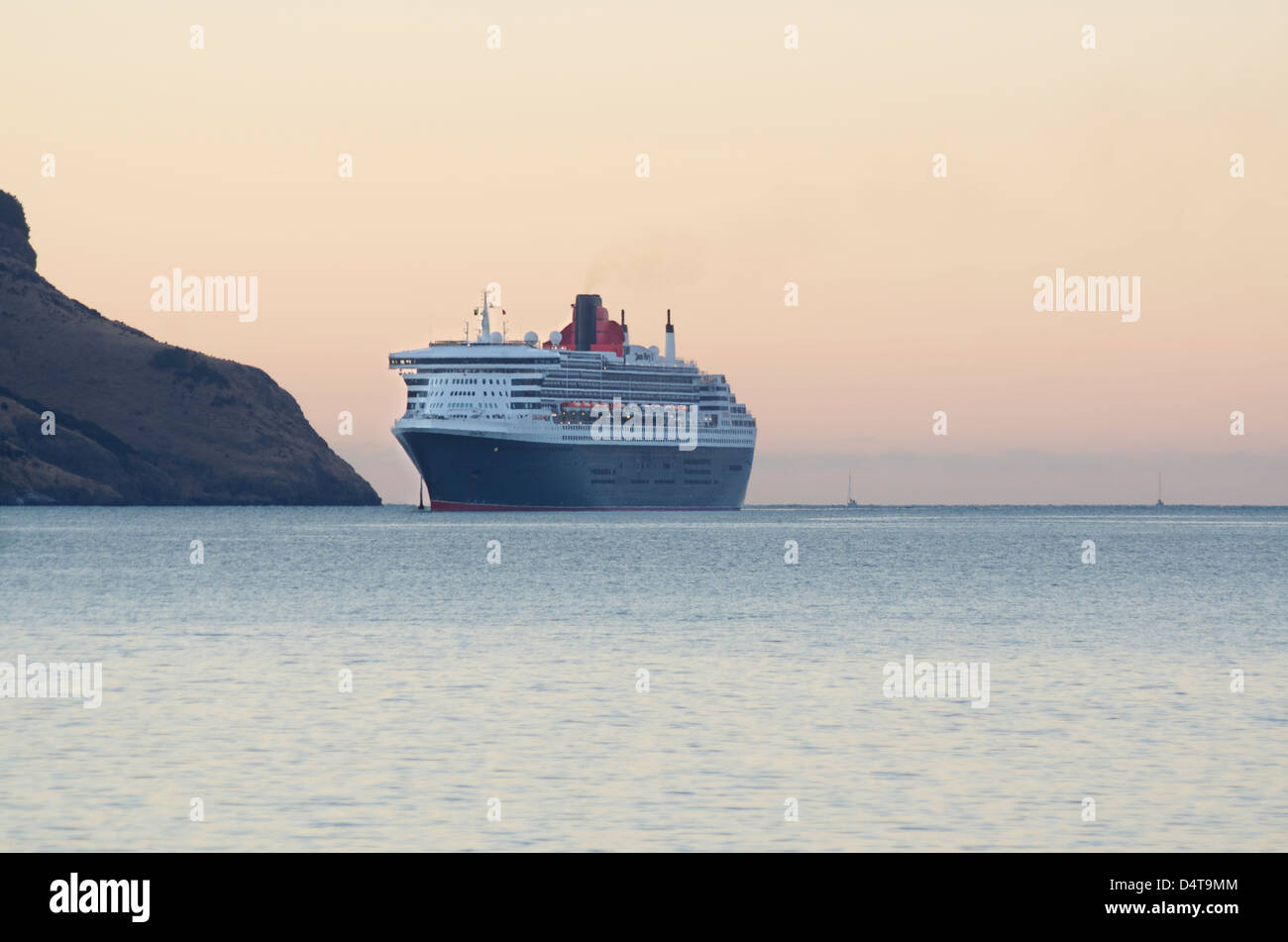 Liner Cunard Queen Mary 2 arrivant à Akaroa Harbour dans l'île du sud de la Nouvelle Zélande, 14 mars 2013 Banque D'Images