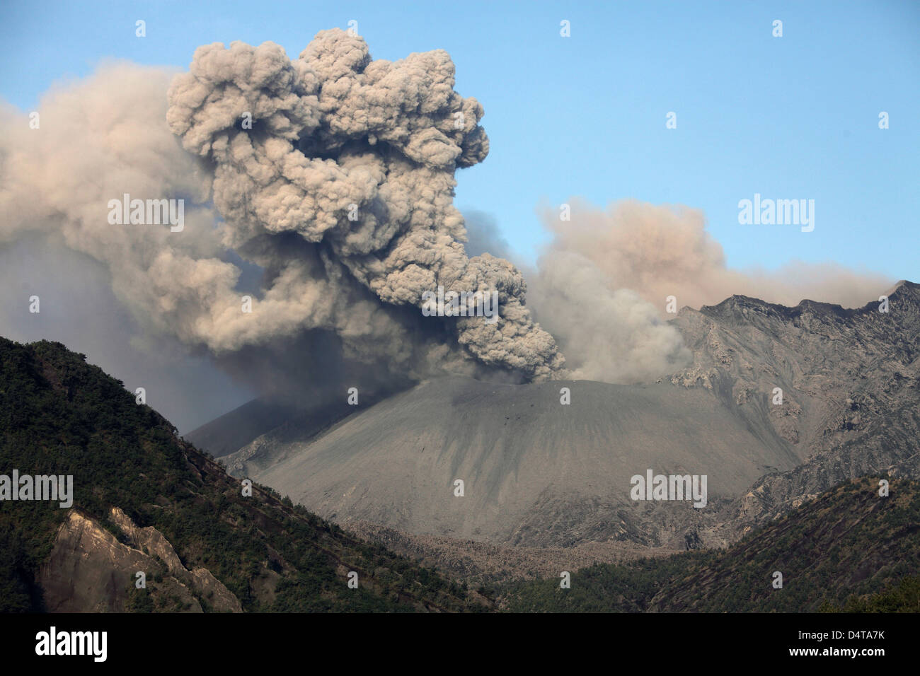 Nuage de cendres de l'éruption du volcan Sakurajima, le Japon. Banque D'Images