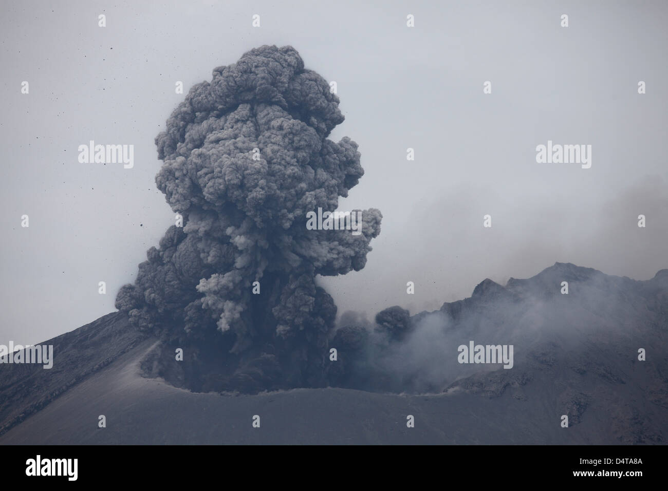 10 avril 2012 - L'éruption du volcan Sakurajima. La hausse du nuage de cendres après l'éruption de Vulcain plus Japans volcan actif. Banque D'Images