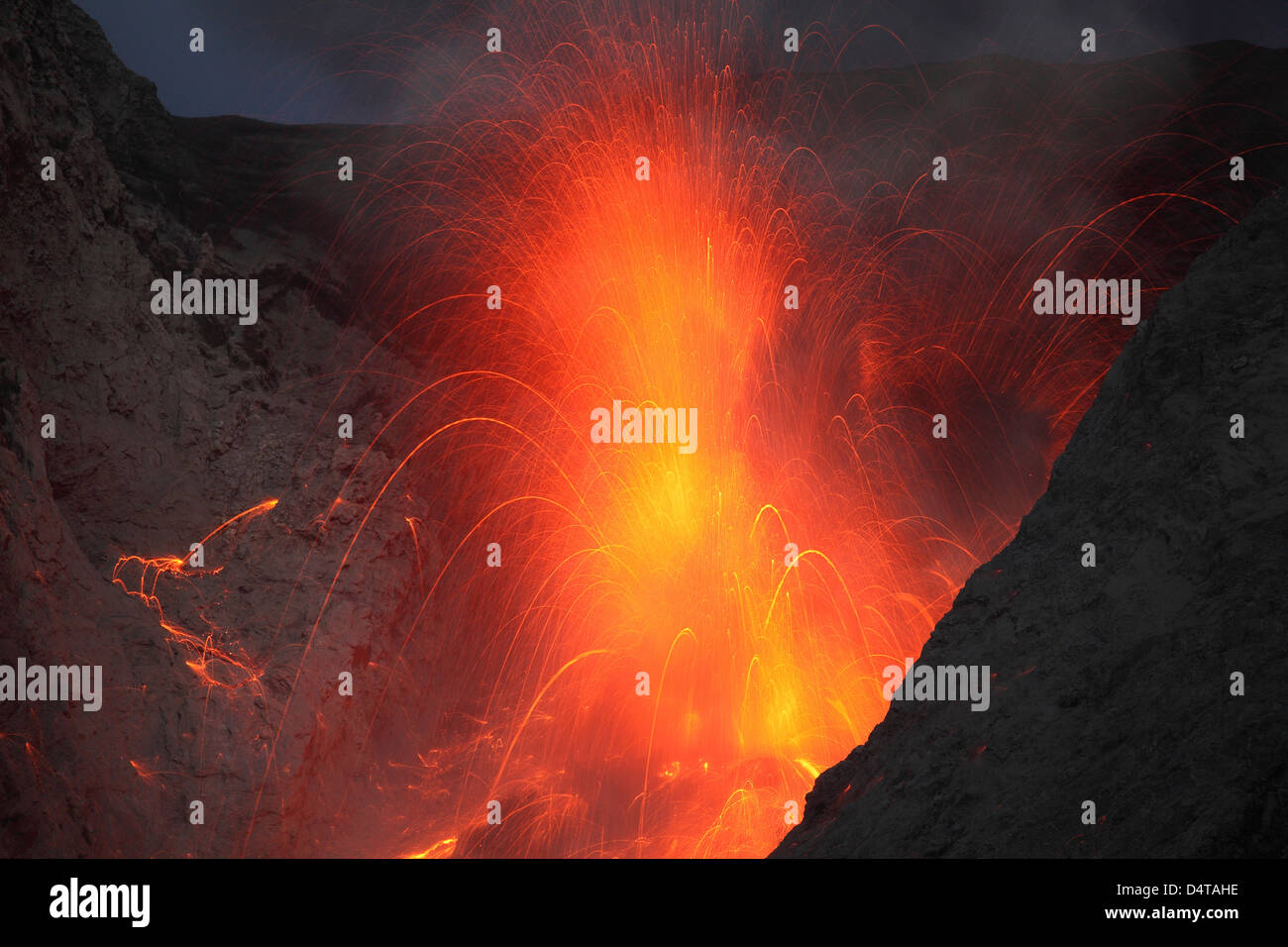 Type stromboliennes éruption du volcan Batu Tara, l'Indonésie. Banque D'Images
