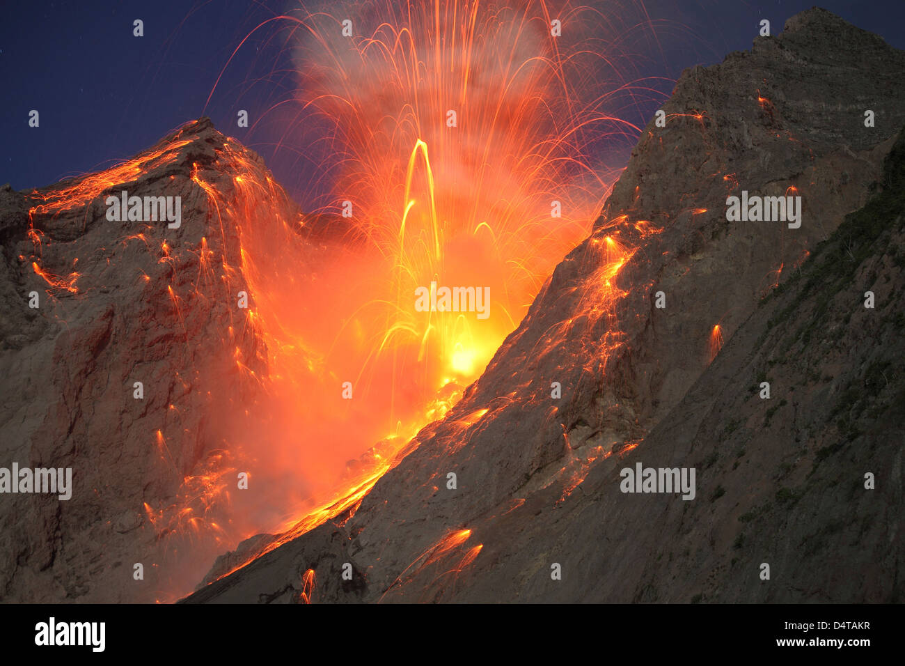 Type stromboliennes éruption du volcan Batu Tara, l'Indonésie. Banque D'Images