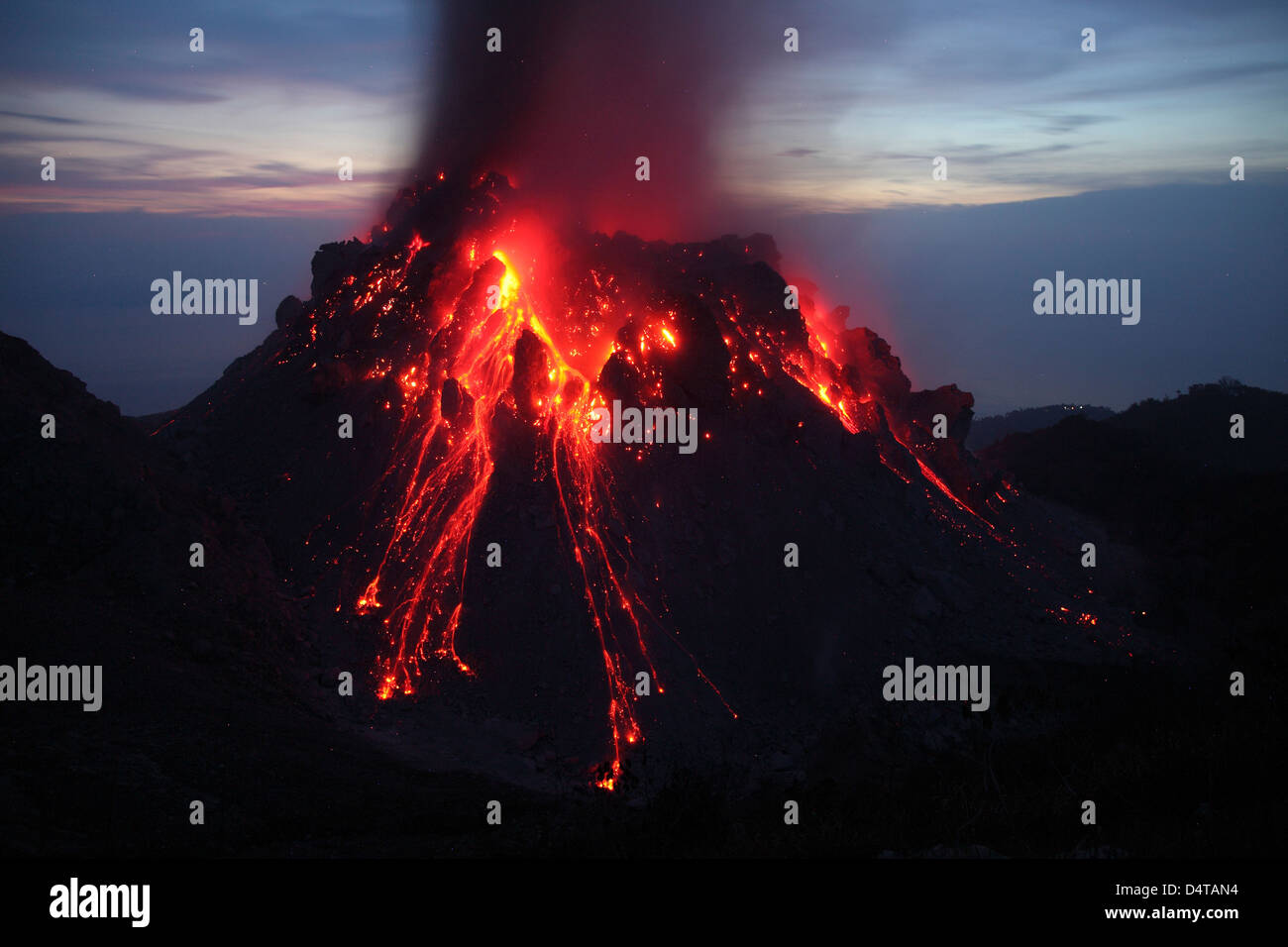Le 30 novembre 2012 - dôme de lave incandescent de Rerombola Paluweh Rokatenda) (ou éruption du volcan pendant en 2012, Flores, en Indonésie. Banque D'Images