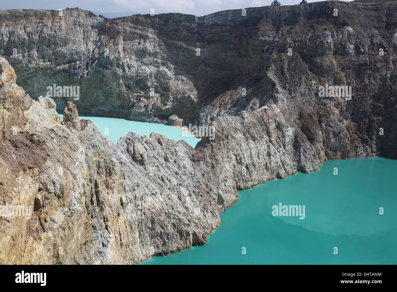 Lacs de cratère colorés Kelimutu volcan, l'île de Flores, en Indonésie. Banque D'Images