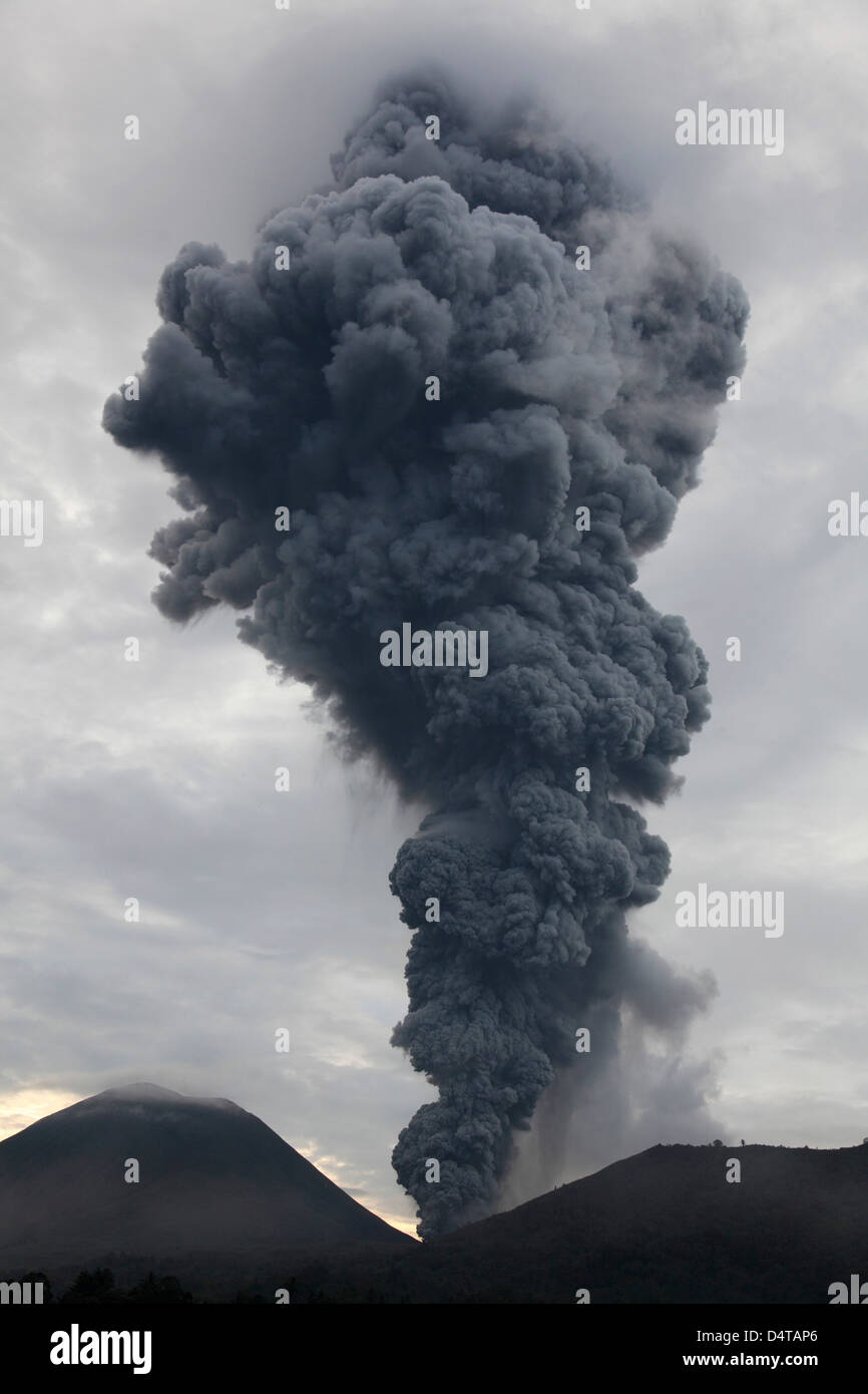 Les nuages de cendre passant de cratère Tompaluan Lokon-Empung au volcan, l'Indonésie. Banque D'Images