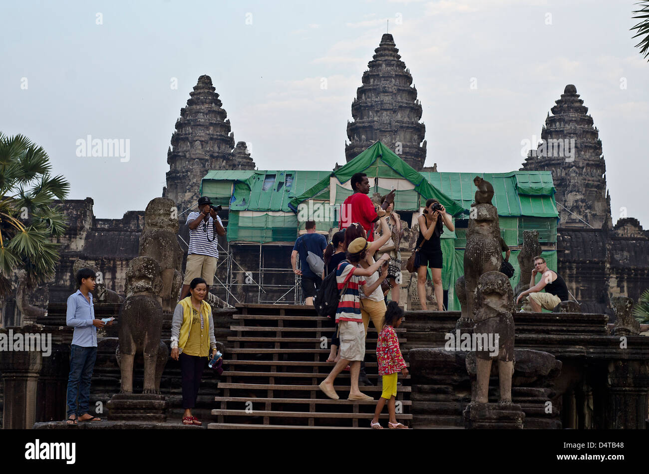 Les touristes à l'avant du temple d'Angkor Wat Banque D'Images