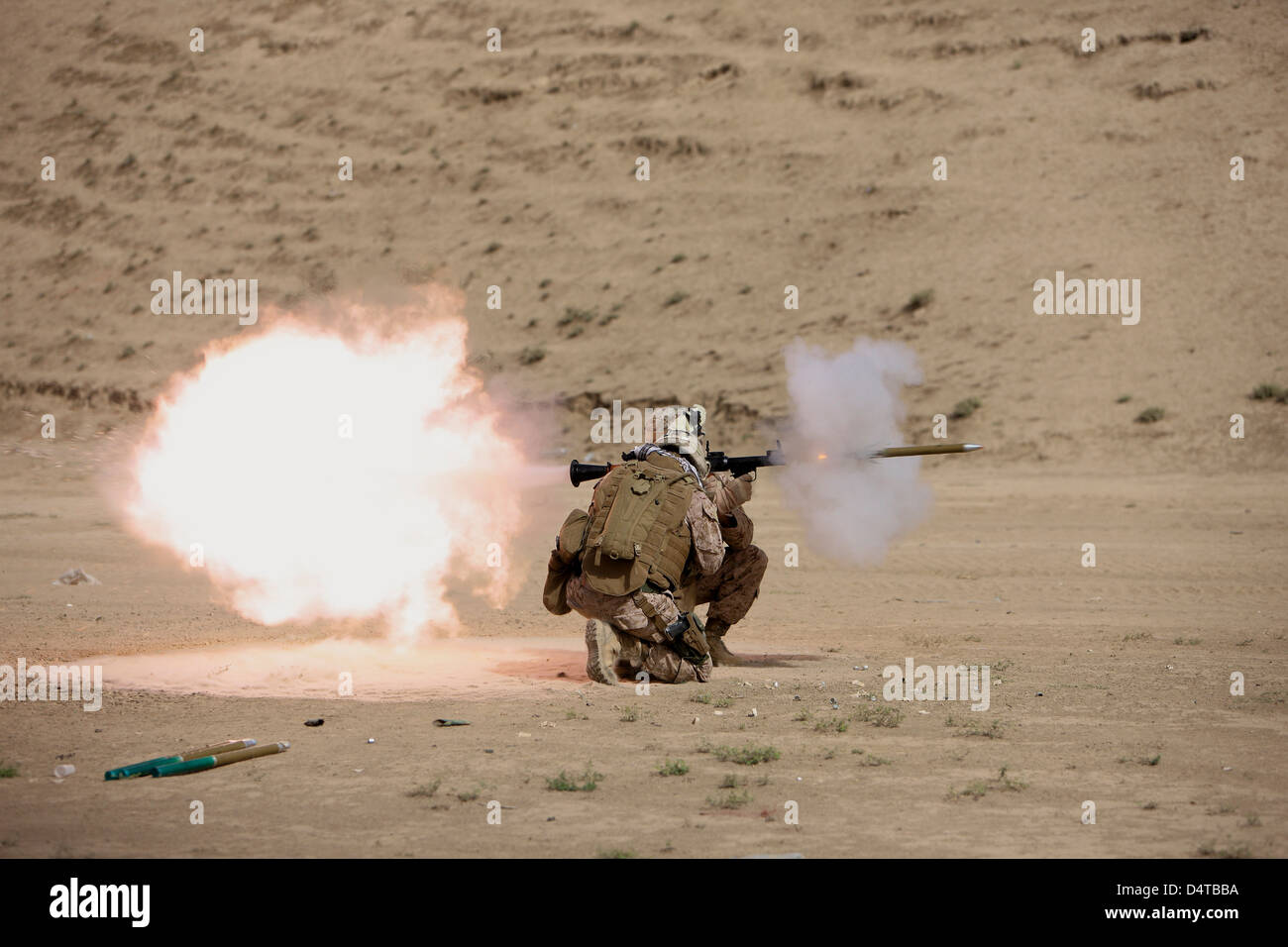 Les feux des marines une fragmentation de la ronde Il RPG-7 grenade launcher dans un oued près de Kunduz, Afghanistan. Banque D'Images