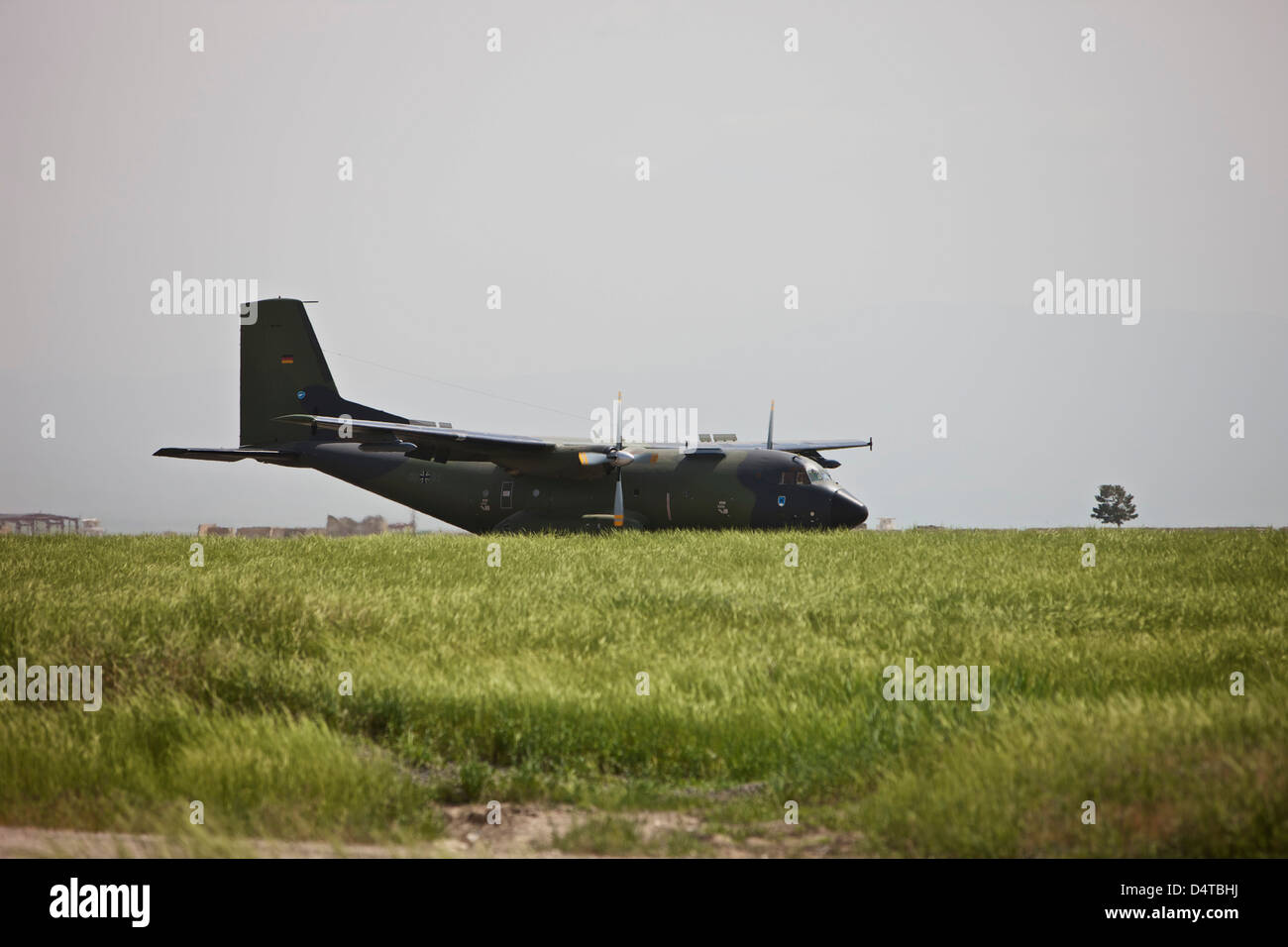 Une armée de l'air allemand Transall C-160 Les taxis sur la piste. Banque D'Images