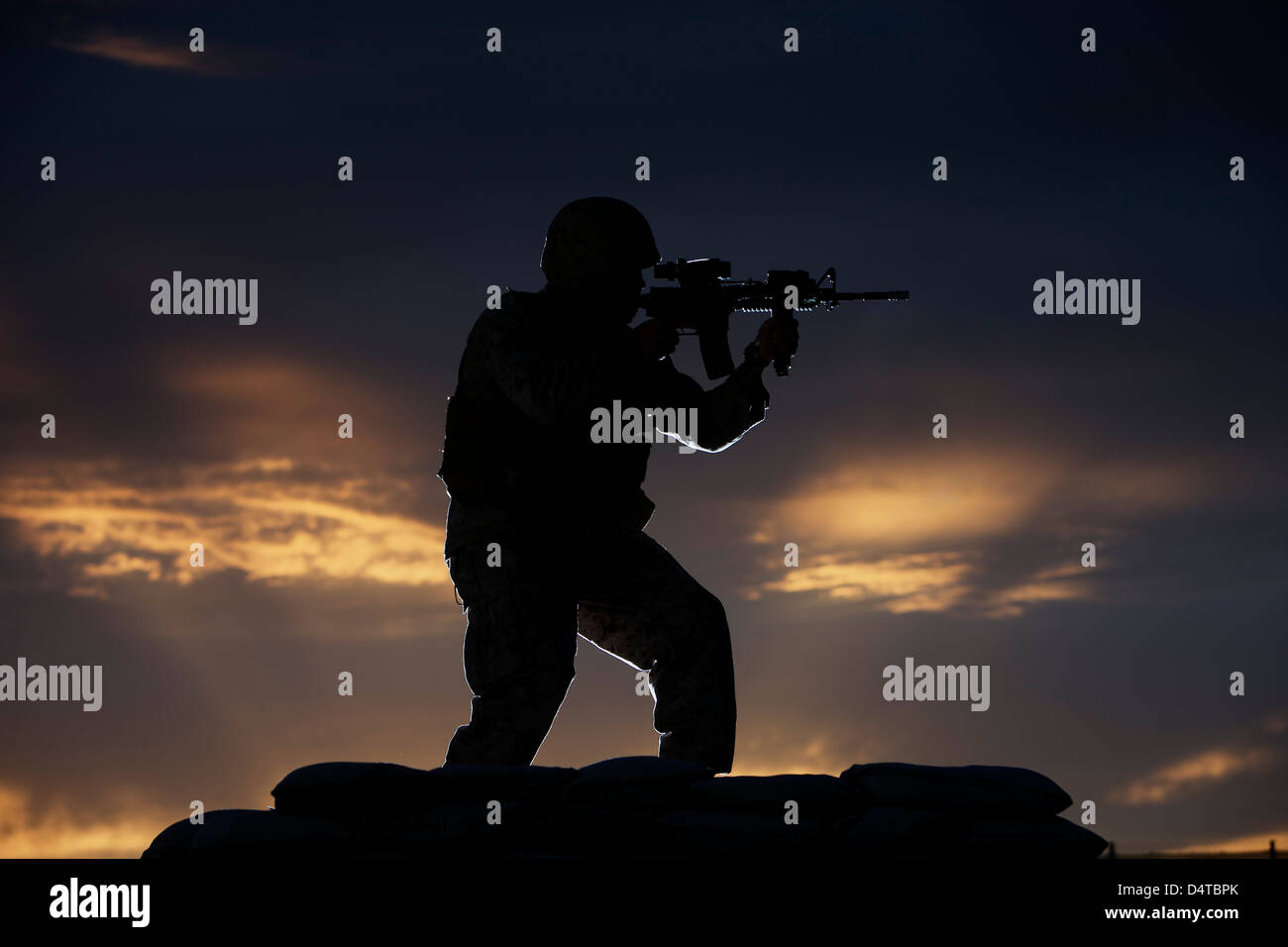 La silhouette partiellement U.S. Marine sur un bunker dans le Nord de l'Afghanistan. Banque D'Images