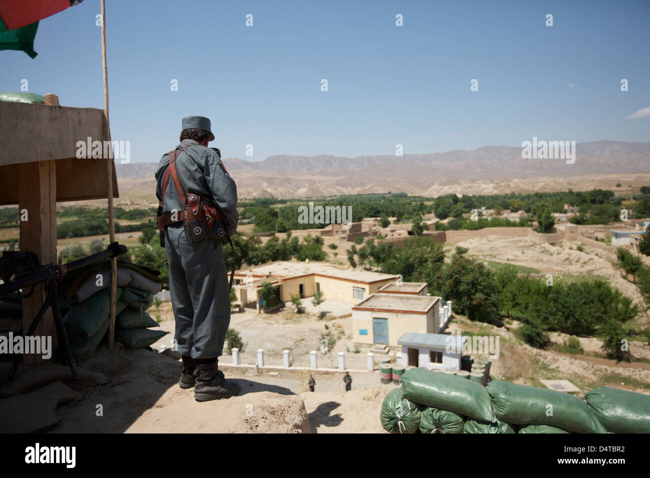 Policier Afghan debout à son poste de contrôle, Kunduz, Afghanistan. Banque D'Images