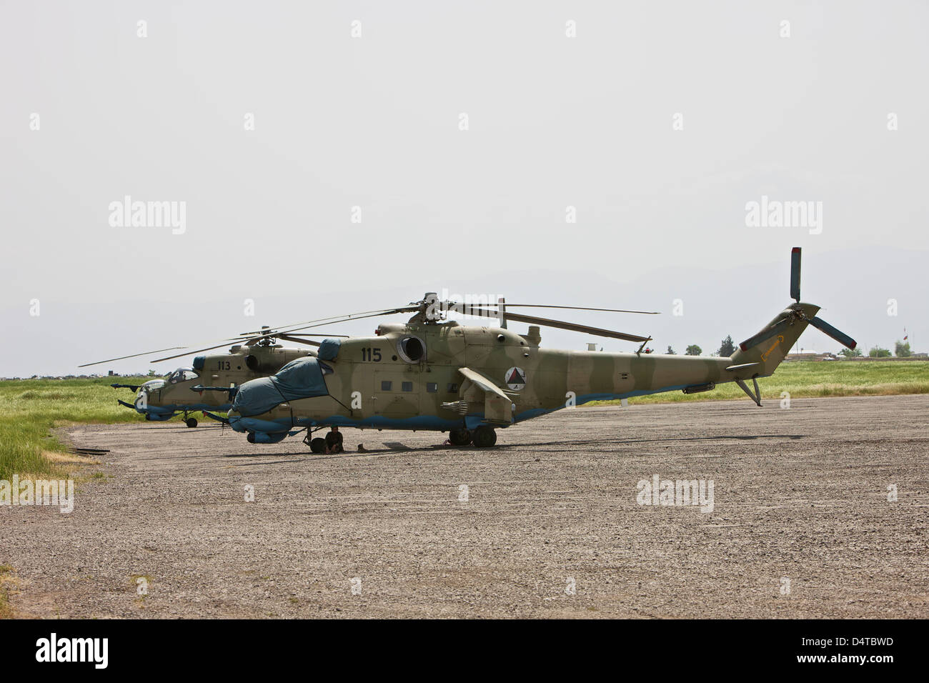 Garde de l'ANC cherche un abri contre le soleil dans le cadre d'un hélicoptère d'attaque Mi-35 à l'Aérodrome de Kunduz, dans le Nord de l'Afghanistan. Banque D'Images