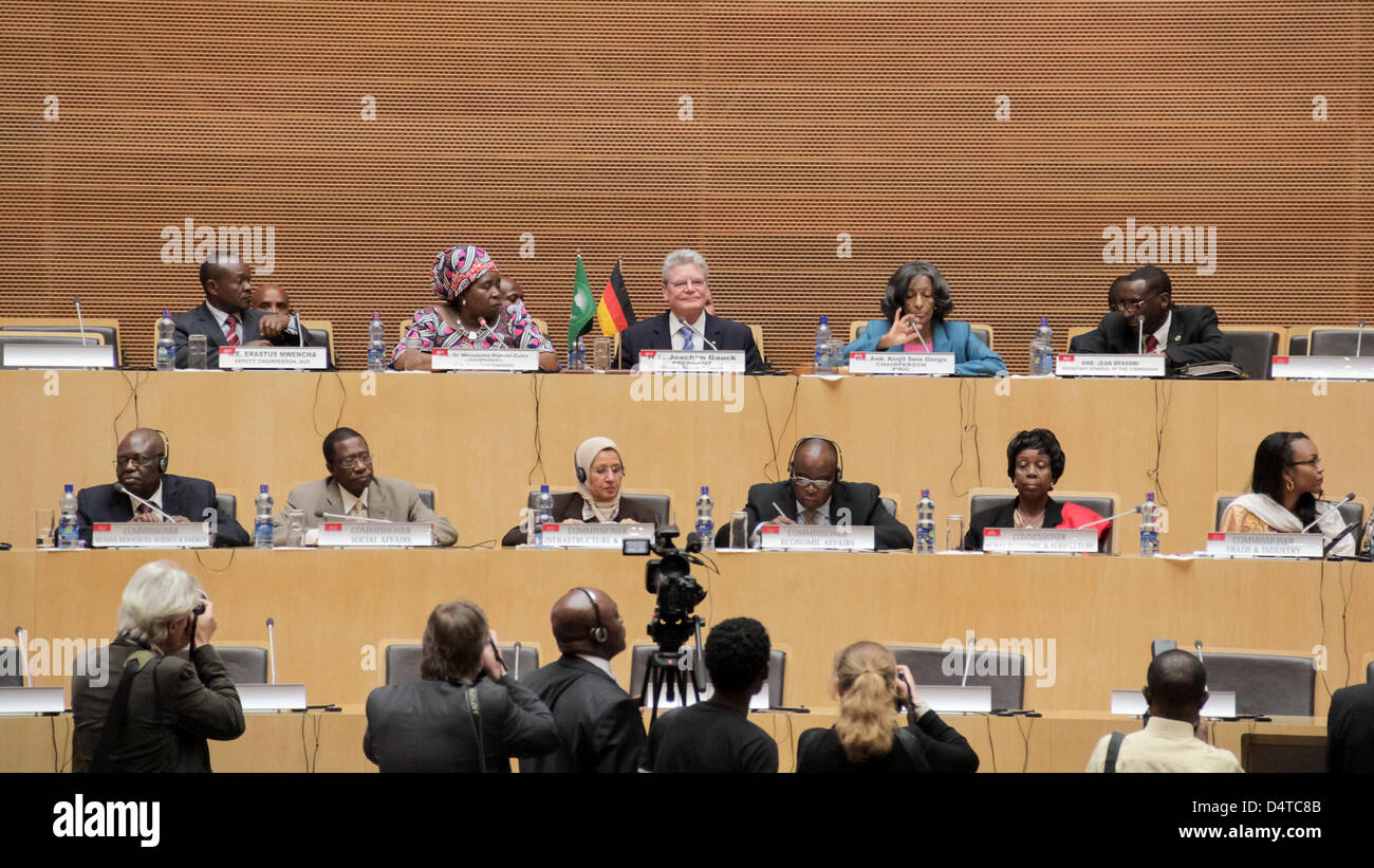 Addis Abeba, Ethiopie - 18 Mars : Le Président allemand Joachim Gauck prend son siège réservé au deligates entre à la Commission de l'Union africaine Siège salle de réunion à Addis-Abeba, Ethiopie, le 18 mars 2013 Banque D'Images