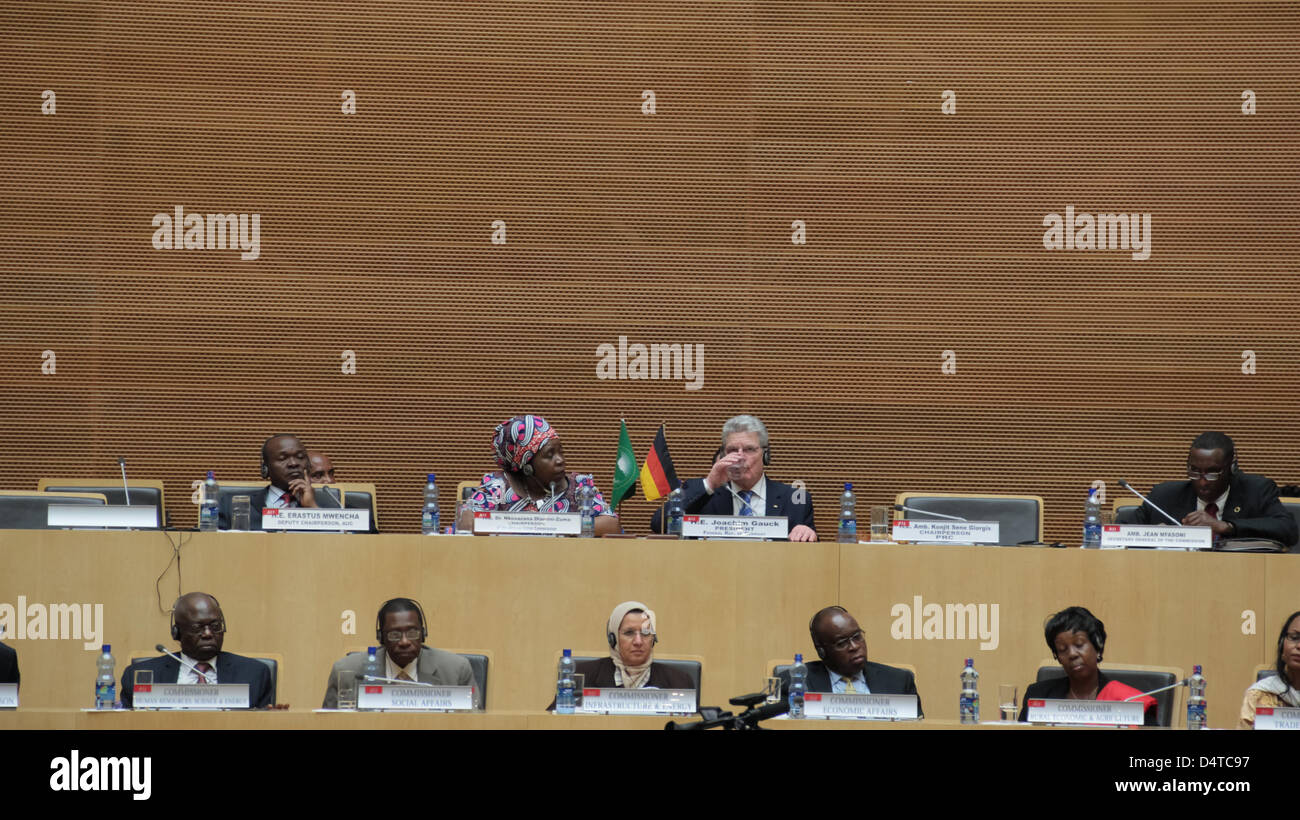 Addis Abeba, Ethiopie - 18 Mars : Le Président allemand Joachim Gauck boit un verre d'eau après avoir prononcé un long discours au Conseil des Représentants permanents de l'UA à Addis-Abeba, Ethiopie, le 18 mars 2013 Banque D'Images