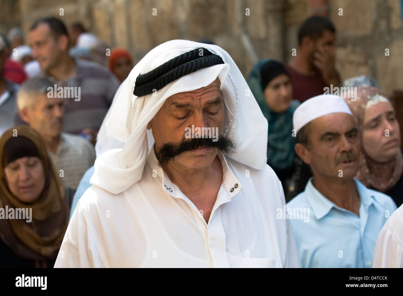 Les hommes palestiniens sortant de la mosquée Al Aqsa après les prières du Ramadan. Banque D'Images