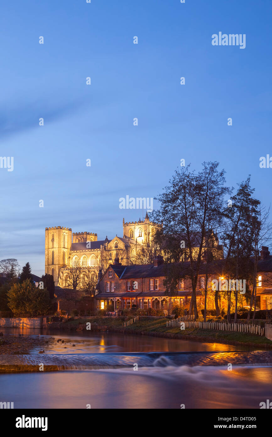 La cathédrale de Ripon dans la rivière Skell, Yorkshire du Nord. Banque D'Images