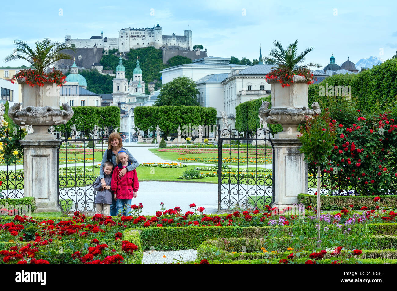 En été, la famille Jardins de Mirabell Palace avec parterres de rose rouge et de la Forteresse Hohensalzburg derrière (Salzbourg, Autriche). Tous les Banque D'Images