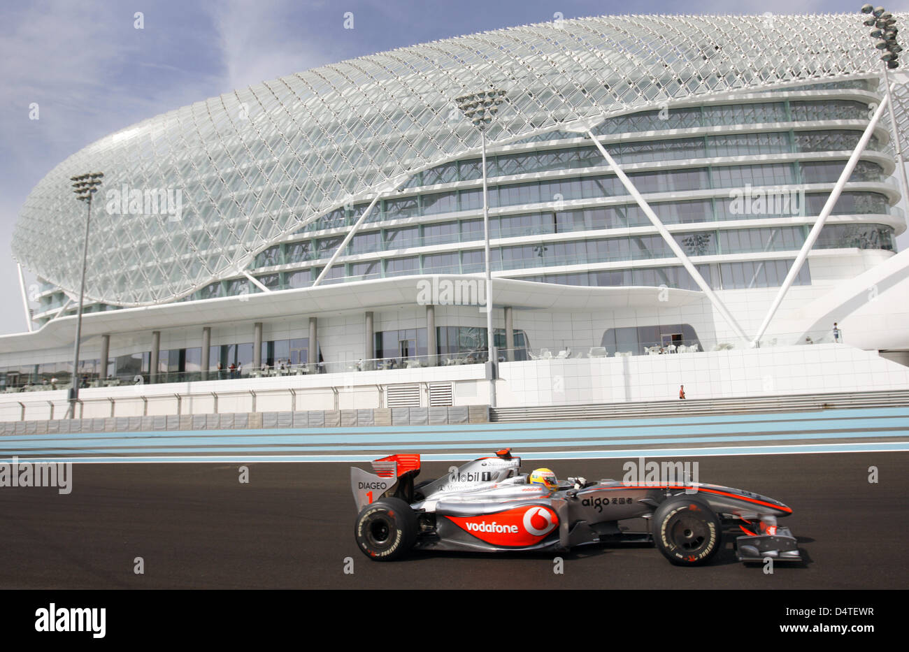 La pilote de Formule 1 Lewis Hamilton McLaren Mercedes de steers sa voiture en face de l'hôtel Yas au cours de la première session d'essais à la nouvelle piste de course du Circuit de Yas Marina à Abu Dhabi, Émirats arabes unis, 30 octobre 2009. La jeune fille la Formule 1 Grand Prix d'Abu Dhabi aura lieu le 01 novembre 2009. Photo : Jens Buettner Banque D'Images