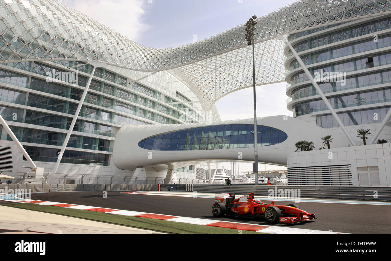 Le pilote italien Giancarlo Fisichella Ferrari de steers sa voiture en face de l'hôtel Yas au cours de la première session d'essais à la nouvelle piste de course du Circuit de Yas Marina à Abu Dhabi, Émirats arabes unis, 30 octobre 2009. La jeune fille la Formule 1 Grand Prix d'Abu Dhabi aura lieu le 01 novembre 2009. Photo : Jens Buettner Banque D'Images