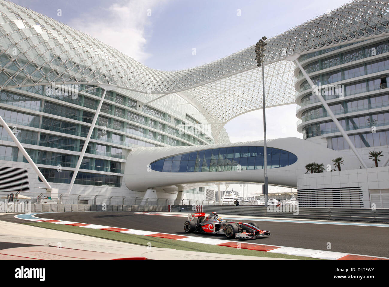 La pilote de Formule 1 Lewis Hamilton McLaren Mercedes de steers sa voiture en face de l'hôtel Yas au cours de la première session d'essais à la nouvelle piste de course du Circuit de Yas Marina à Abu Dhabi, Émirats arabes unis, 30 octobre 2009. La jeune fille la Formule 1 Grand Prix d'Abu Dhabi aura lieu le 01 novembre 2009. Photo : Jens Buettner Banque D'Images