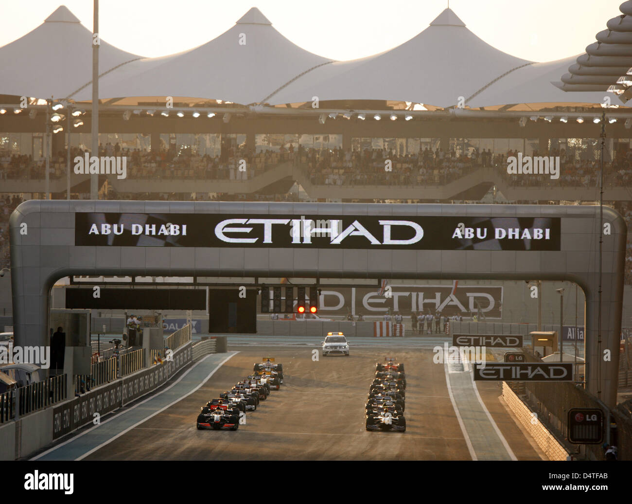 Britain ?s de Lewis Hamilton McLaren Mercedes mène le pack au Circuit de Yas Marina à Abu Dhabi, Émirats arabes unis, 01 novembre 2009. La jeune fille la Formule 1 Grand Prix d'Abu Dhabi est tenue le 01 novembre 2009. Photo : Jens Buettner Banque D'Images