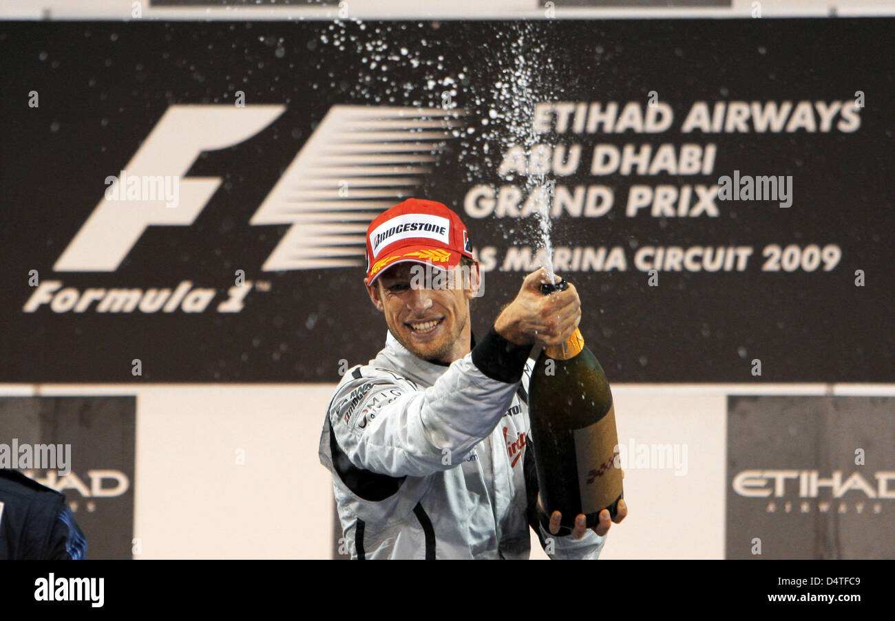 Pilote de Formule 1 britannique Jenson Button de Brawn GP célèbre sa troisième place sur le podium au Circuit de Yas Marina à Abu Dhabi, Émirats arabes unis, 01 novembre 2009. La jeune fille la Formule 1 Abu Dhabi Grand Prix a eu lieu le 01 novembre 2009. Photo : Jens Buettner Banque D'Images