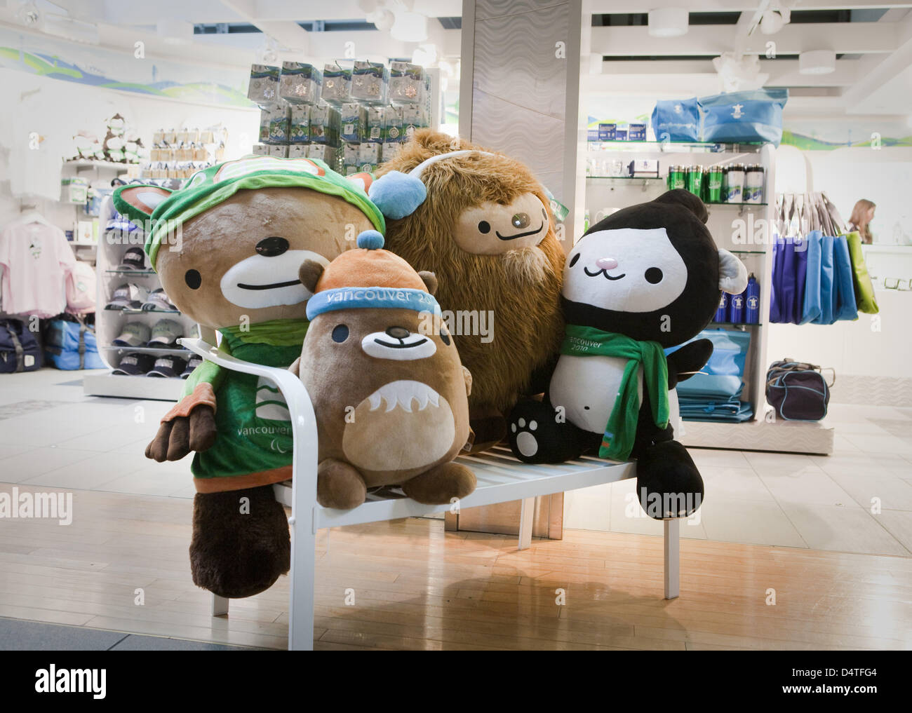 Les mascottes olympiques officielles (L-R) ?Sumi ?, ?Mukmuk ?, ?Quatchi ? L'AMGI ?et ? S'asseoir sur un banc en face d'une boutique à l'aéroport de Vancouver, Canada, 28 octobre 2009. Les XXIES JEUX OLYMPIQUES D'hiver auront lieu à Vancouver, Canada, du 12 au 28 février 2010. La plupart des compétitions seront effectués à Whistler qui se trouve à environ 125 kilomètres au nord de Vancouver. Photo : Fra Banque D'Images