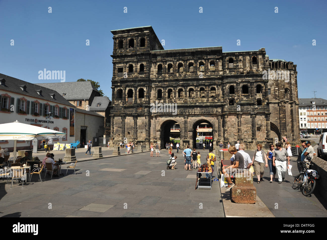 Le ?Porta Nigra ? À Trèves, Allemagne, août 2009. Le ?Porta Nigra ? ( ?Porte Noire ?) est une ancienne porte de la ville romaine de Trèves et ?s de repère. Elle est considérée comme la plus porte de ville bien conservé au nord des Alpes et est classée au Patrimoine Mondial de l'Unesco depuis 1986. Les gens simplement l ?Porta ?. Photo : Romain Fellens Banque D'Images