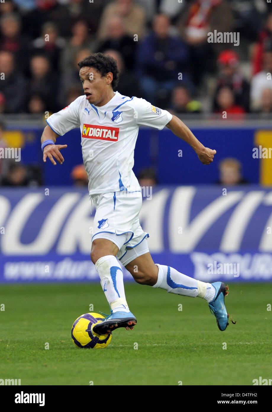 Carlos Eduardo d'Hoffenheim mène le bal au cours de la journée de Bundesliga 11 tie SC Freiburg vs TSG 1899 Hoffenheim au stade Badenova à Freiburg, Allemagne, 01 novembre 2009. Hoffenheim a gagné 0-1. Photo : Patrick Seeger Banque D'Images