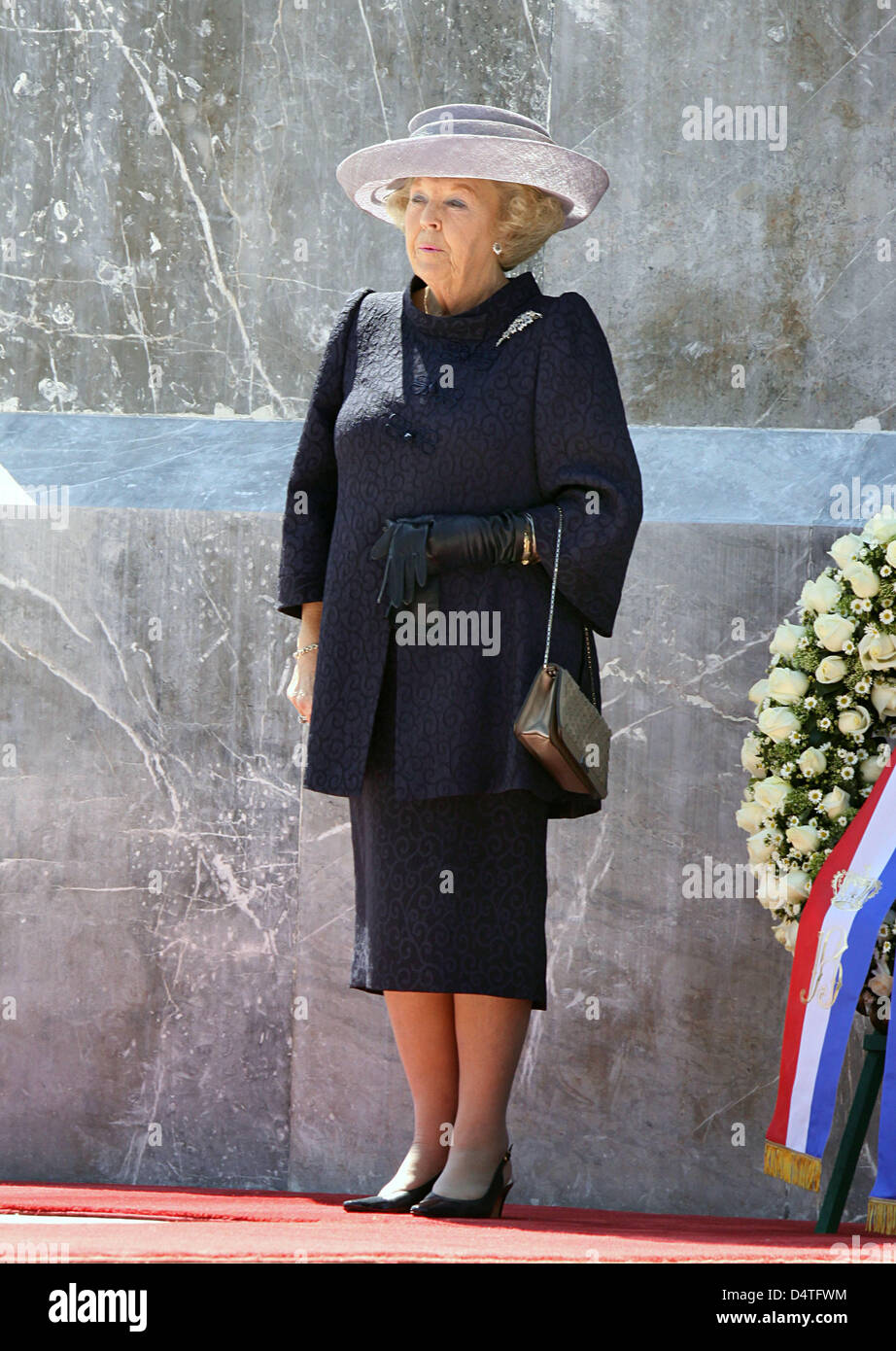 La Reine Beatrix des Pays-Bas dépose une gerbe sur l'autel de la Patria dans la ville de Mexico, Mexique, 03 novembre 2009. La famille royale néerlandaise est sur une visite au Mexique du 03 au 06 novembre 2009. Photo : Albert Philip van der Werf (Pays-Bas) Banque D'Images