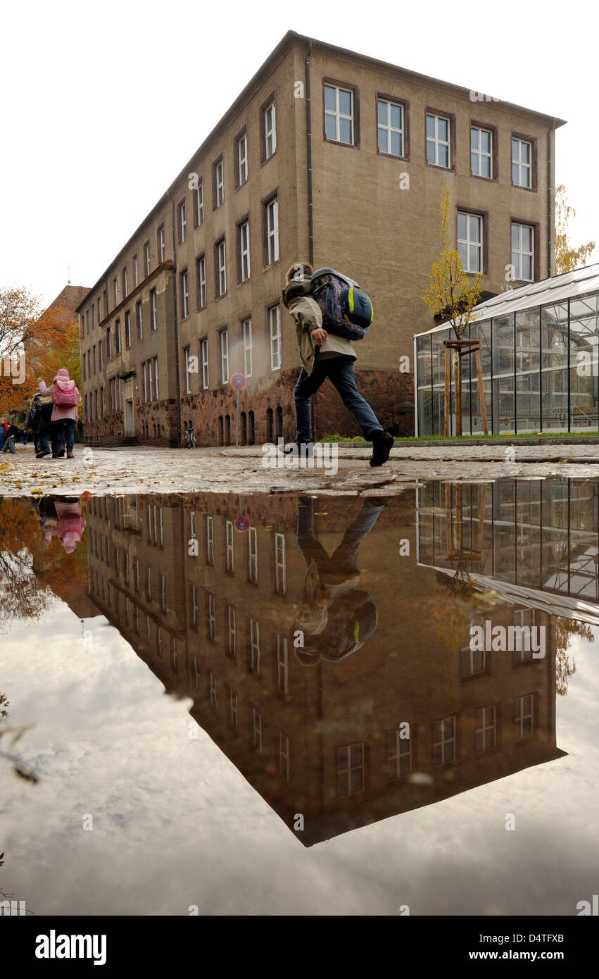 L'école secondaire Latina August Hermann Francke, représenté à Halle (Saale), Allemagne, 04 novembre 2009. L'école a été fermée en raison de la grippe porcine et restera fermé pendant une semaine. C'est la quatrième école en Saxe-Anhalt qui a été fermé pour cette raison. Photo : Hendrik Schmidt Banque D'Images