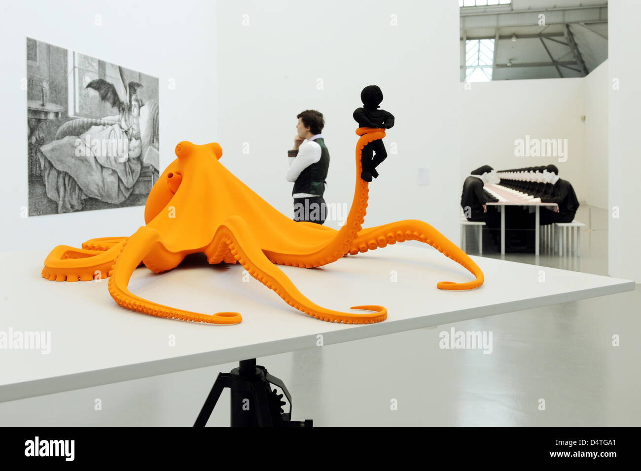 La sculpture ?Oktopus ? (2009) de l'artiste allemand Katharina Fritsch à Hambourg, Allemagne, 05 novembre 2009. Deichtorhallen Hamburg ?s d'art met les éléphants, jaune et un regard apathetically madones table ronde sur l'écran. Fritsch représente un signe distinctif, la position d'humour vers la vie quotidienne, les mythes et la consommation. Quelque 100 œuvres sont exposées sur 2 000 mètres carrés. Photo : MAU Banque D'Images