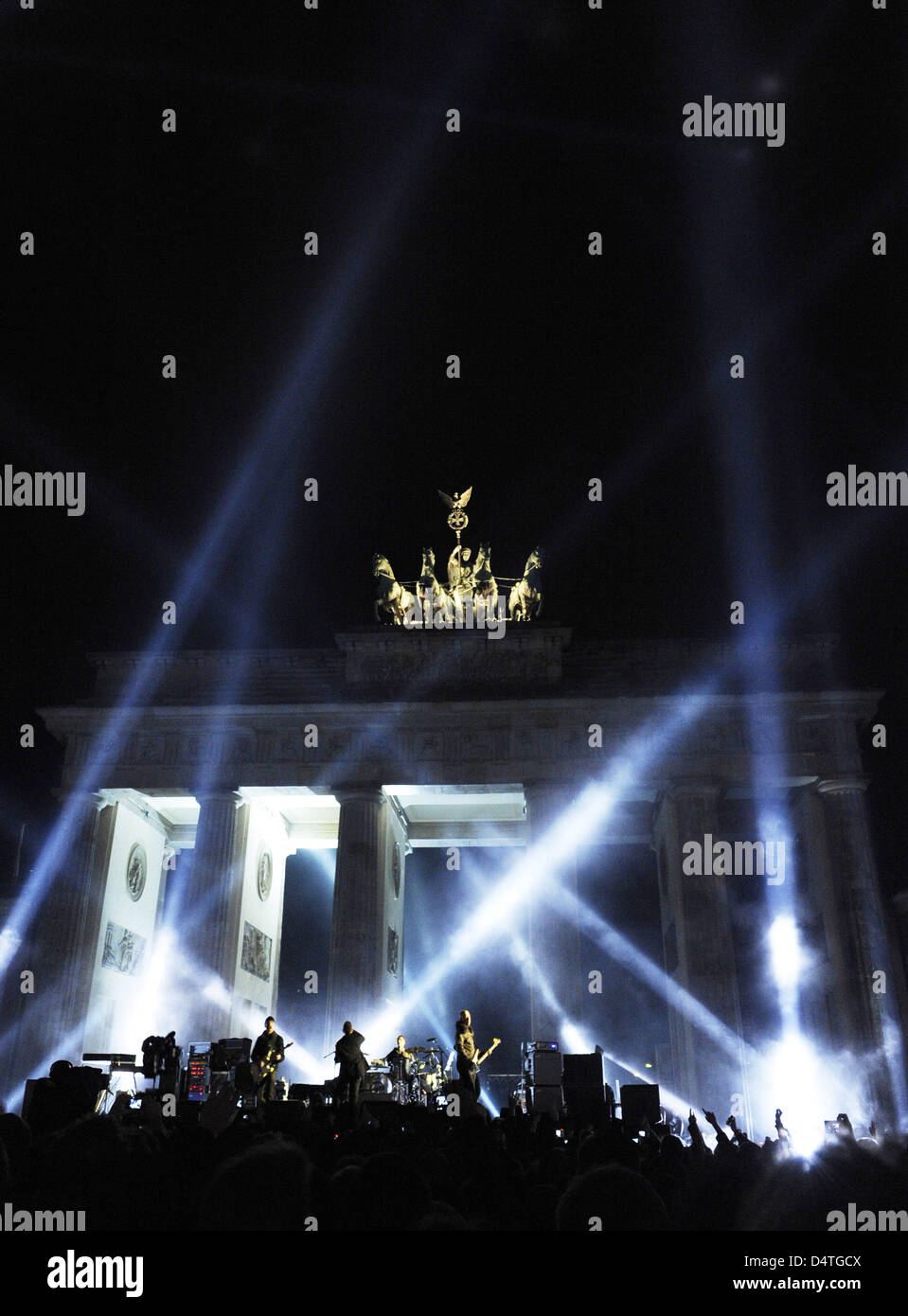 Groupe de rock irlandais U2 effectuer en face de la porte de Brandebourg à Berlin, Allemagne, 05 novembre 2009. La bande pour effectuer gratuitement à l'occasion de les MTV Europe Music Awards 2009. MTV a choisi la ville de Berlin Comme 2009 marque le 20e anniversaire de la chute du Mur de Berlin. Photo : ROBERT SCHLESINGER Banque D'Images
