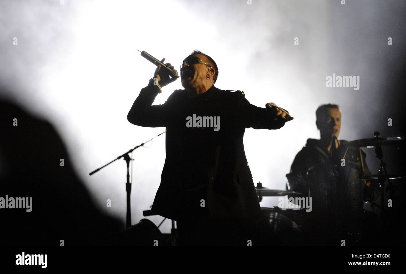 Groupe de rock irlandais U2 effectuer en face de la porte de Brandebourg à Berlin, Allemagne, 05 novembre 2009. La bande pour effectuer gratuitement à l'occasion de les MTV Europe Music Awards 2009. MTV a choisi la ville de Berlin Comme 2009 marque le 20e anniversaire de la chute du Mur de Berlin. Photo : ROBERT SCHLESINGER Banque D'Images