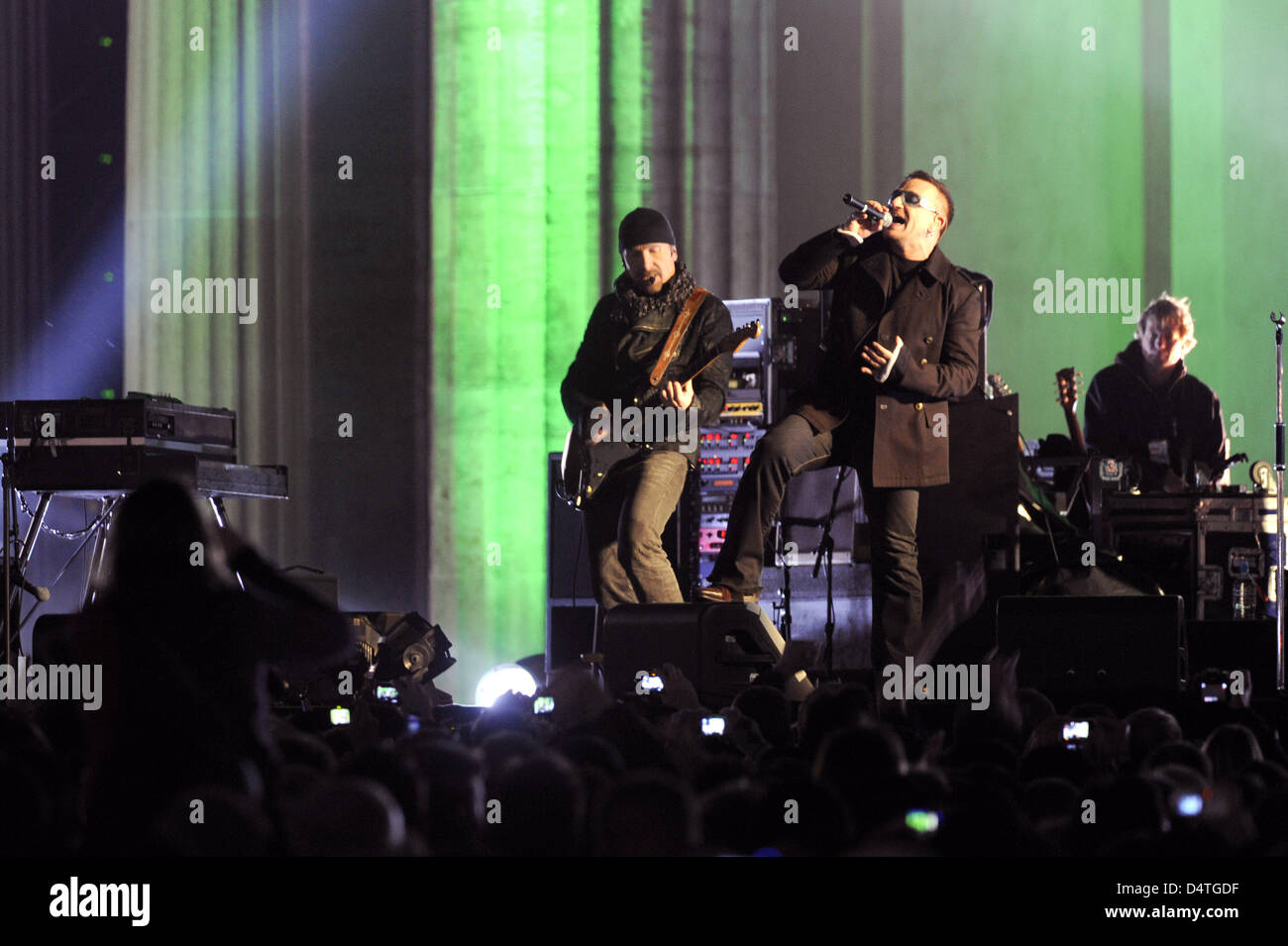 Le guitariste The Edge (L) et le chanteur Bono (C) de la groupe de rock irlandais U2 effectuer sur scène lors de leur concert à la porte de Brandebourg à Berlin, Allemagne, 05 novembre 2009. MTV a choisi Berlin pour la cérémonie comme l'année 2009 marque le 20e anniversaire de la chute du Mur de Berlin. Photo : Robert Schlesinger Banque D'Images