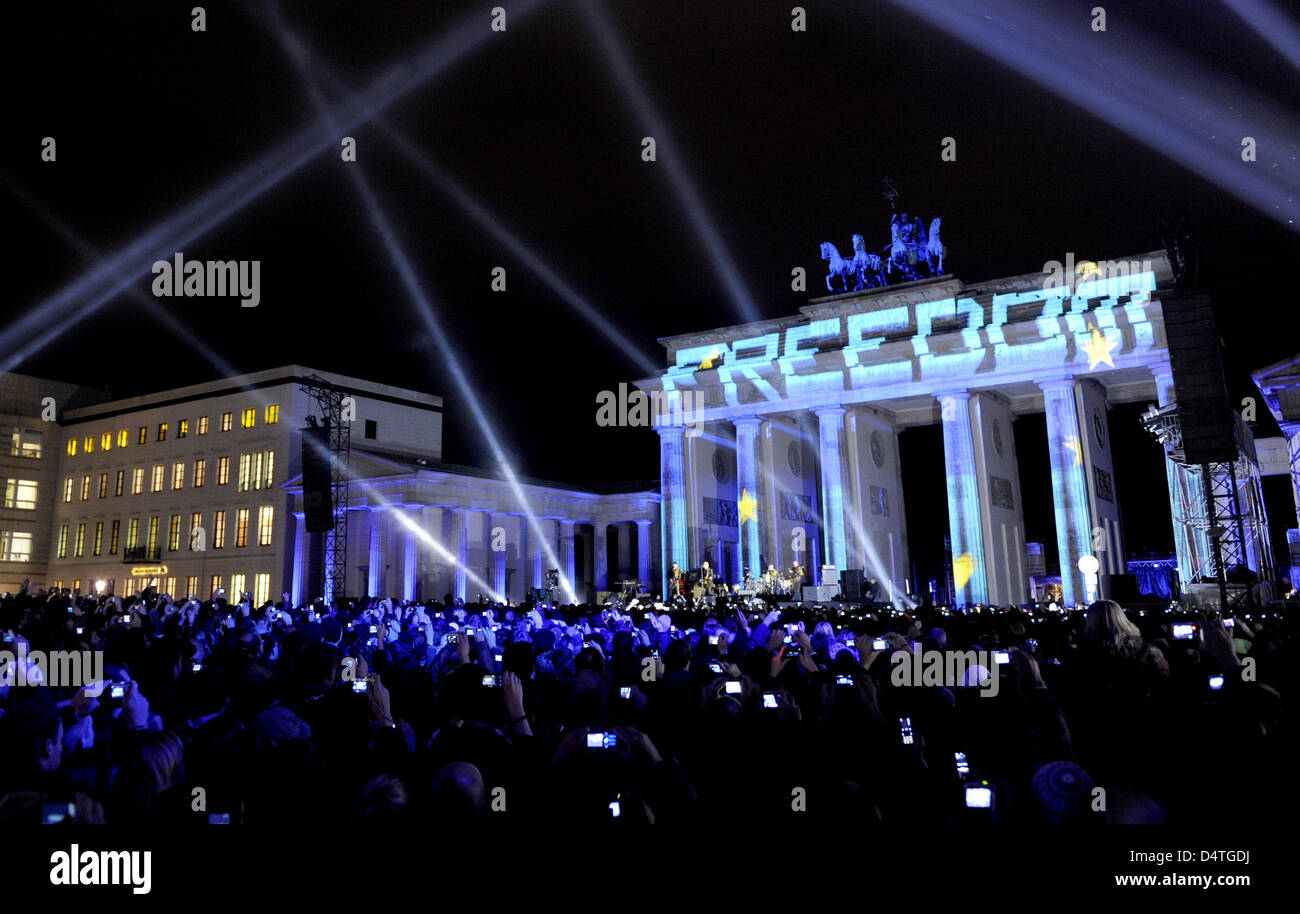 Le groupe de rock irlandais U2 effectue sur scène lors de leur concert à la porte de Brandebourg à Berlin, Allemagne, 05 novembre 2009. MTV a choisi Berlin pour la cérémonie comme l'année 2009 marque le 20e anniversaire de la chute du Mur de Berlin. Photo : Robert Schlesinger Banque D'Images