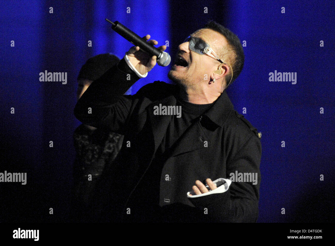 Singer Bono du groupe de rock irlandais U2 joue sur la scène pendant le concert à la porte de Brandebourg à Berlin, Allemagne, 05 novembre 2009. MTV a choisi Berlin pour la cérémonie comme l'année 2009 marque le 20e anniversaire de la chute du Mur de Berlin. Photo : Robert Schlesinger Banque D'Images