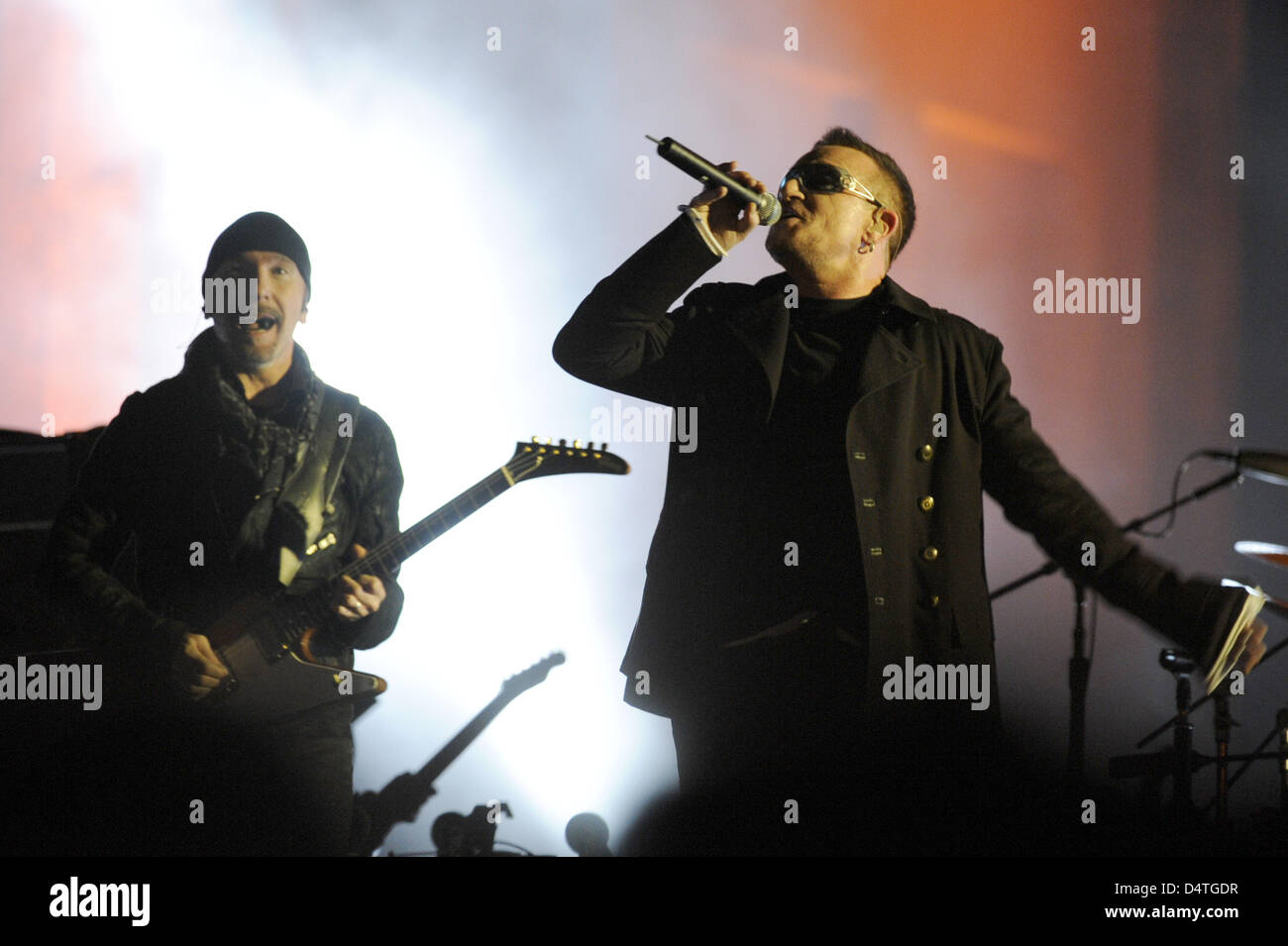Le guitariste chanteur Bono et Edge (R) de la groupe de rock irlandais U2 effectuer sur scène lors de leur concert à la porte de Brandebourg à Berlin, Allemagne, 05 novembre 2009. MTV a choisi Berlin pour la cérémonie comme l'année 2009 marque le 20e anniversaire de la chute du Mur de Berlin. Photo : Robert Schlesinger Banque D'Images