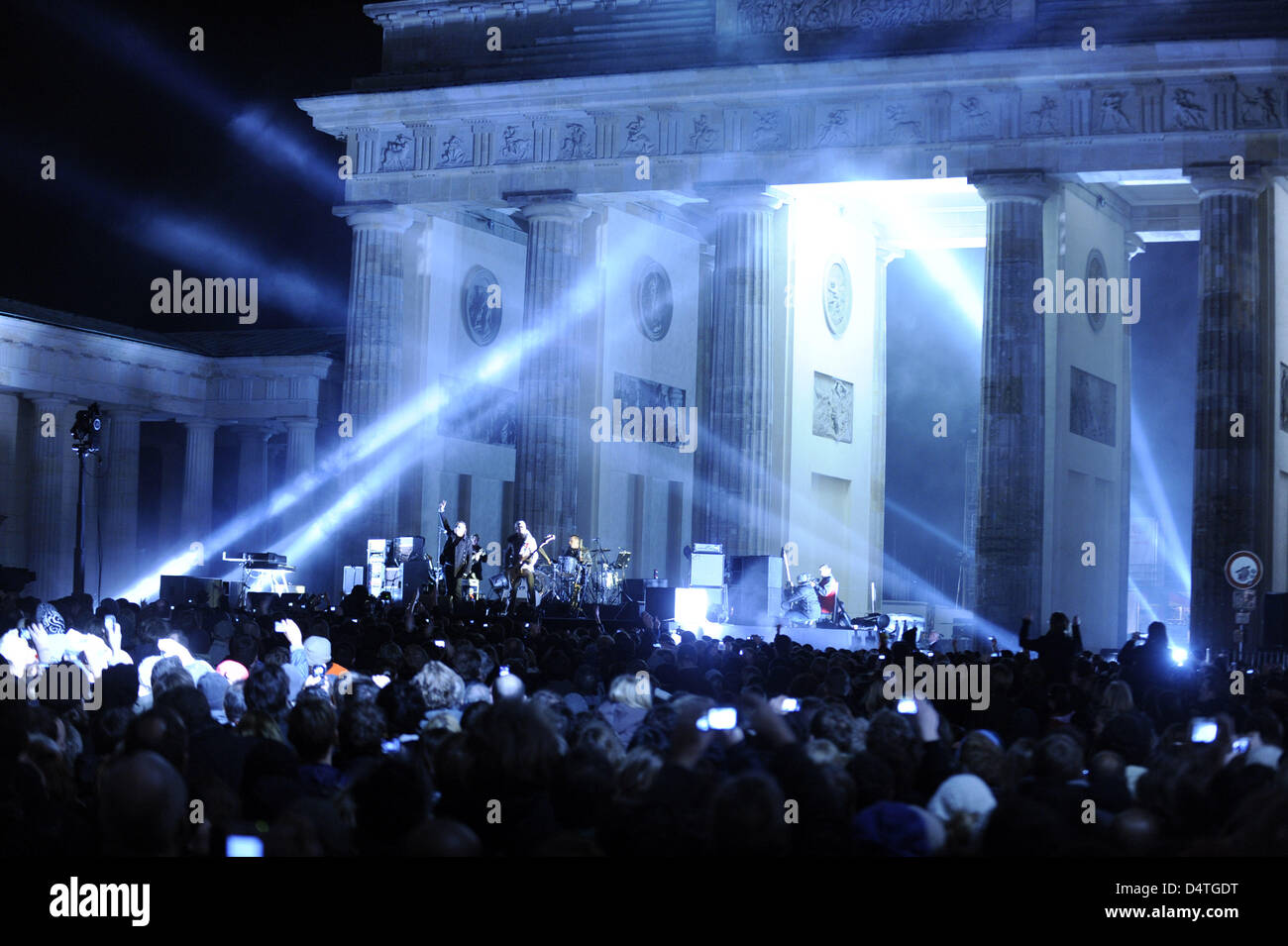 Le groupe de rock irlandais U2 effectue sur scène lors de leur concert à la porte de Brandebourg à Berlin, Allemagne, 05 novembre 2009. MTV a choisi Berlin pour la cérémonie comme l'année 2009 marque le 20e anniversaire de la chute du Mur de Berlin. Photo : Robert Schlesinger Banque D'Images