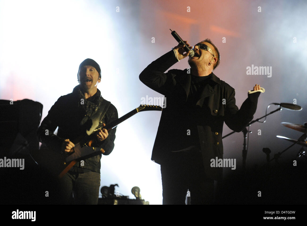 Le guitariste chanteur Bono et Edge (R) de la groupe de rock irlandais U2 effectuer sur scène lors de leur concert à la porte de Brandebourg à Berlin, Allemagne, 05 novembre 2009. MTV a choisi Berlin pour la cérémonie comme l'année 2009 marque le 20e anniversaire de la chute du Mur de Berlin. Photo : Robert Schlesinger Banque D'Images