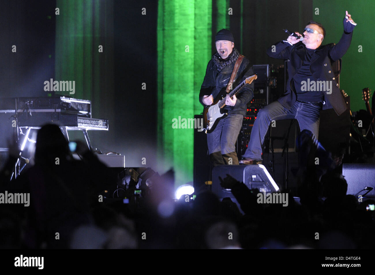 Le guitariste chanteur Bono et Edge (R) de la groupe de rock irlandais U2 effectuer sur scène lors de leur concert à la porte de Brandebourg à Berlin, Allemagne, 05 novembre 2009. MTV a choisi Berlin pour la cérémonie comme l'année 2009 marque le 20e anniversaire de la chute du Mur de Berlin. Photo : Robert Schlesinger Banque D'Images