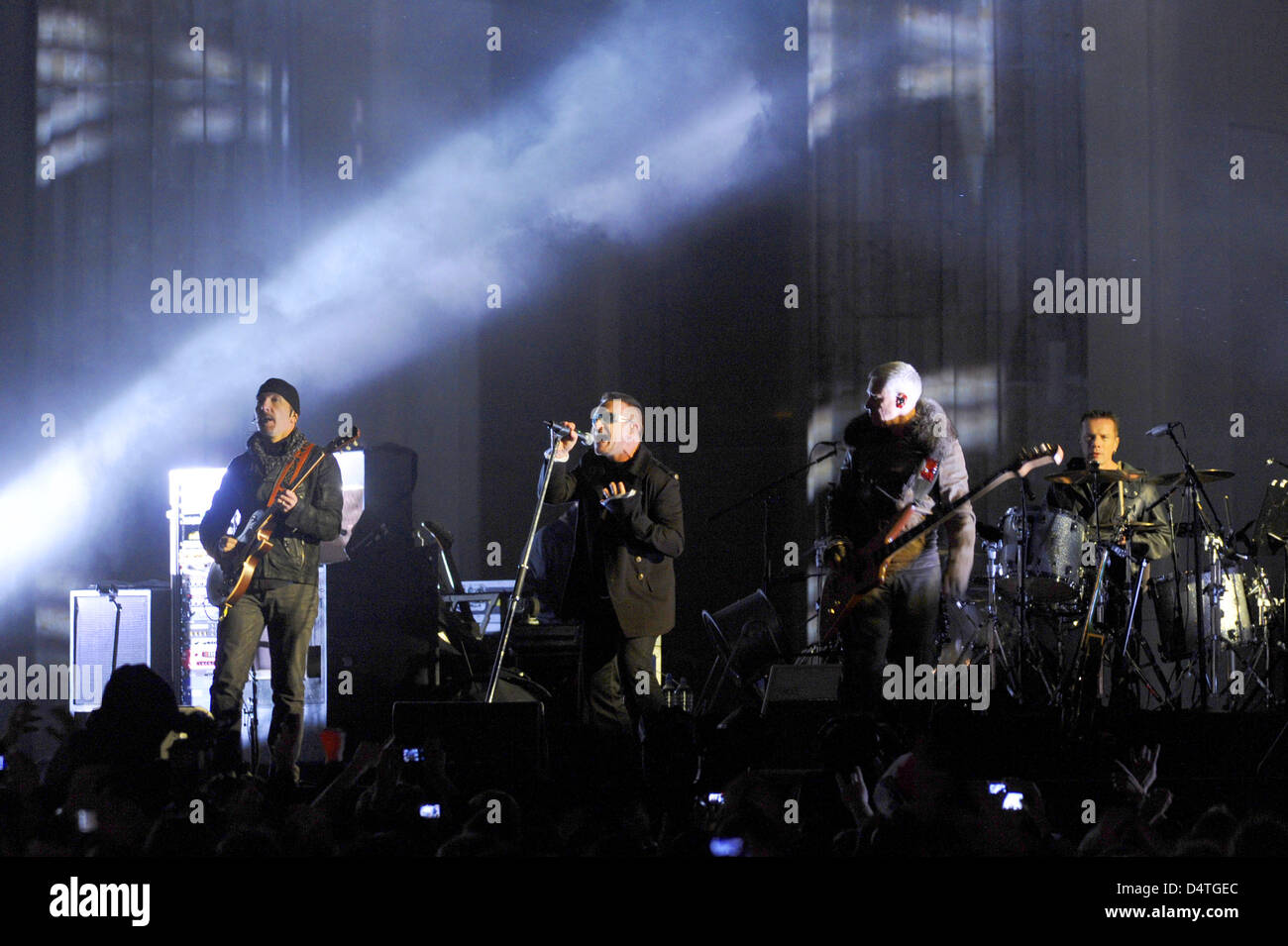 Le guitariste The Edge (L-R), le chanteur Bono, Adam Clayton et le batteur Larry Mullen Junior du groupe de rock irlandais U2 effectuer sur scène lors de leur concert à la porte de Brandebourg à Berlin, Allemagne, 05 novembre 2009. MTV a choisi Berlin pour la cérémonie comme l'année 2009 marque le 20e anniversaire de la chute du Mur de Berlin. Photo : Robert Schlesinger Banque D'Images