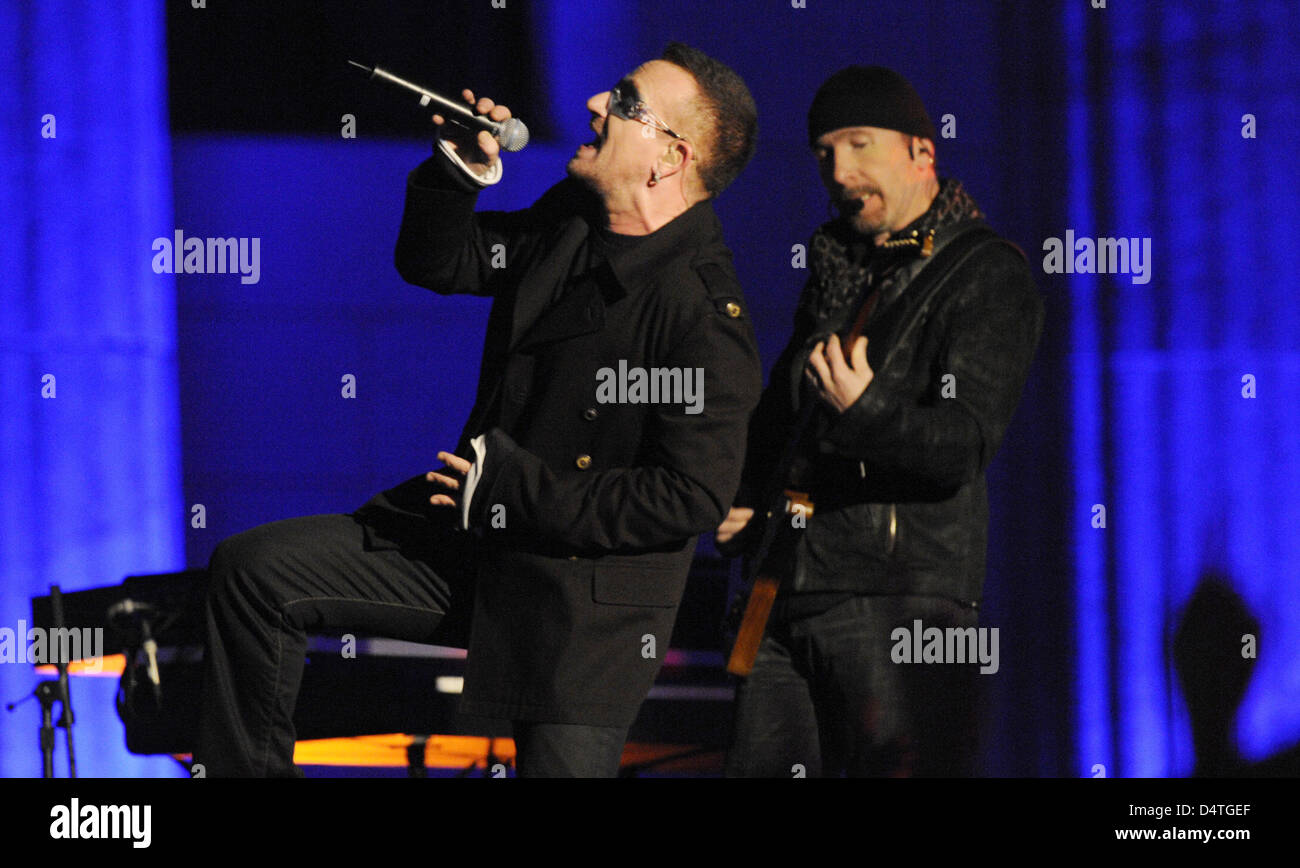 Le guitariste chanteur Bono et Edge (L) de la groupe de rock irlandais U2 effectuer sur scène lors de leur concert à la porte de Brandebourg à Berlin, Allemagne, 05 novembre 2009. MTV a choisi Berlin pour la cérémonie comme l'année 2009 marque le 20e anniversaire de la chute du Mur de Berlin. Photo : Robert Schlesinger Banque D'Images