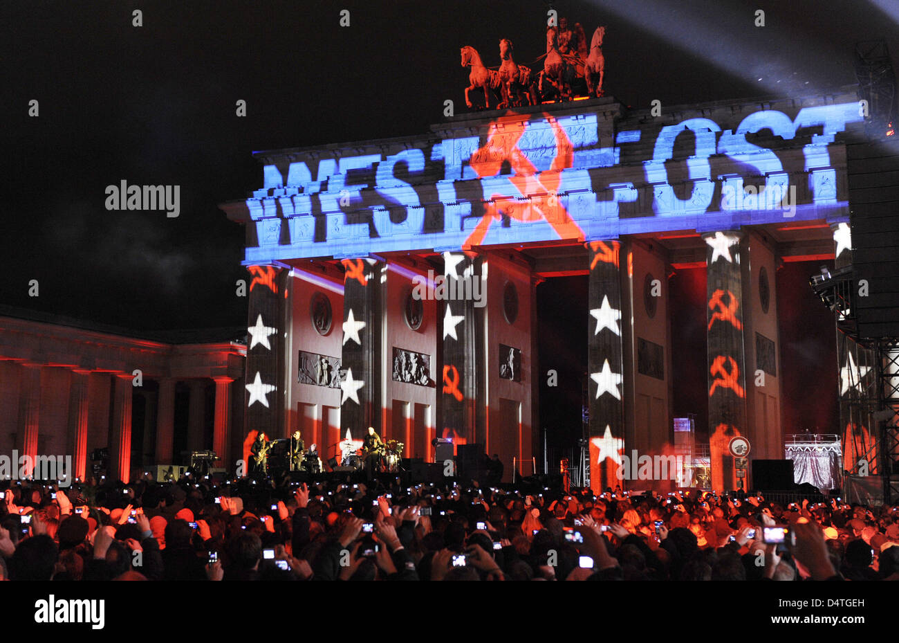 Le groupe de rock irlandais U2 effectue sur scène lors de leur concert à la porte de Brandebourg à Berlin, Allemagne, 05 novembre 2009. MTV a choisi Berlin pour la cérémonie comme l'année 2009 marque le 20e anniversaire de la chute du Mur de Berlin. Photo : Robert Schlesinger Banque D'Images