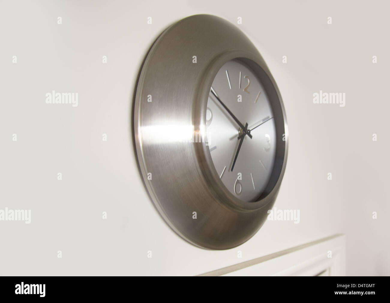 Horloge d'argent sur un mur Banque D'Images