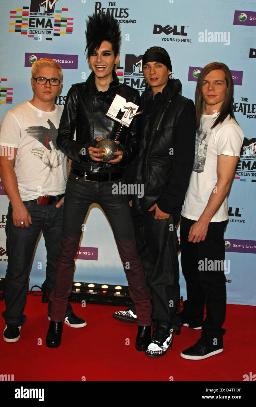 Gustav Schaefer (L-R), Bill Kaulitz et Tom Kaulitz, Georg Listing, les membres du groupe allemand Tokio Hotel ? ?, poser sur le tapis rouge au MTV Europe Music Awards à O2 World à Berlin, Allemagne, 05 novembre 2009. MTV a choisi Berlin pour la cérémonie comme l'année 2009 marque le 20e anniversaire de la chute du Mur de Berlin. Photo : Hubert Boesl Banque D'Images
