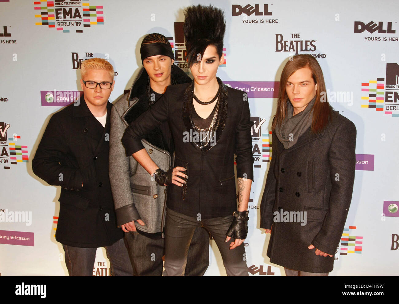 Gustav Schaefer (L-R), Tom Kaulitz, Bill Kaulitz et Georg Listing, les membres du groupe allemand Tokio Hotel ? ?, poser sur le tapis rouge au MTV Europe Music Awards à O2 World à Berlin, Allemagne, 05 novembre 2009. MTV a choisi Berlin pour la cérémonie comme l'année 2009 marque le 20e anniversaire de la chute du Mur de Berlin. Photo : Hubert Boesl Banque D'Images