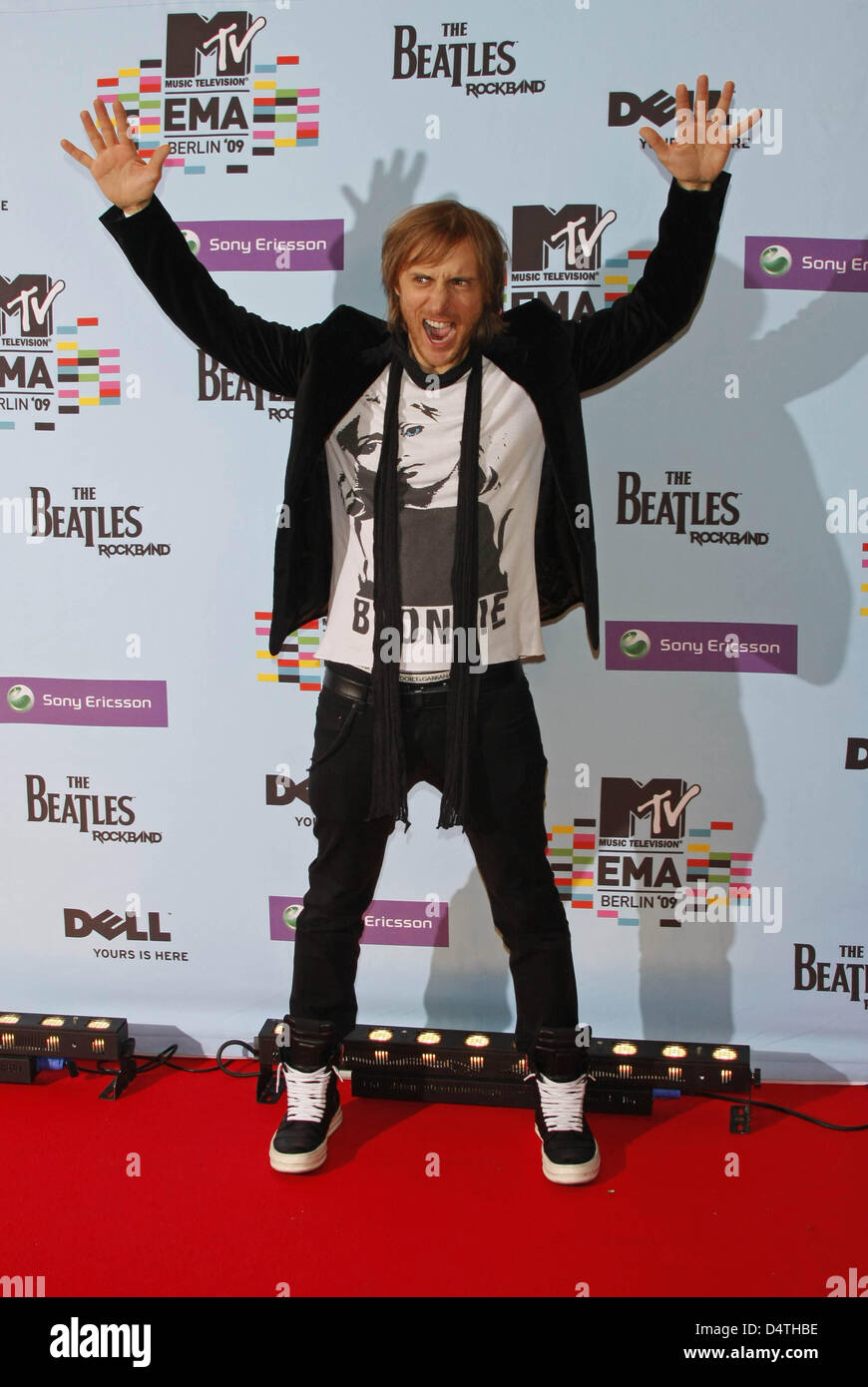 DJ français David Guetta pose dans la salle de presse au MTV Europe Music Awards à O2 World à Berlin, Allemagne, 05 novembre 2009. MTV a choisi Berlin pour la cérémonie comme l'année 2009 marque le 20e anniversaire de la chute du Mur de Berlin. Photo : Hubert Boesl Banque D'Images