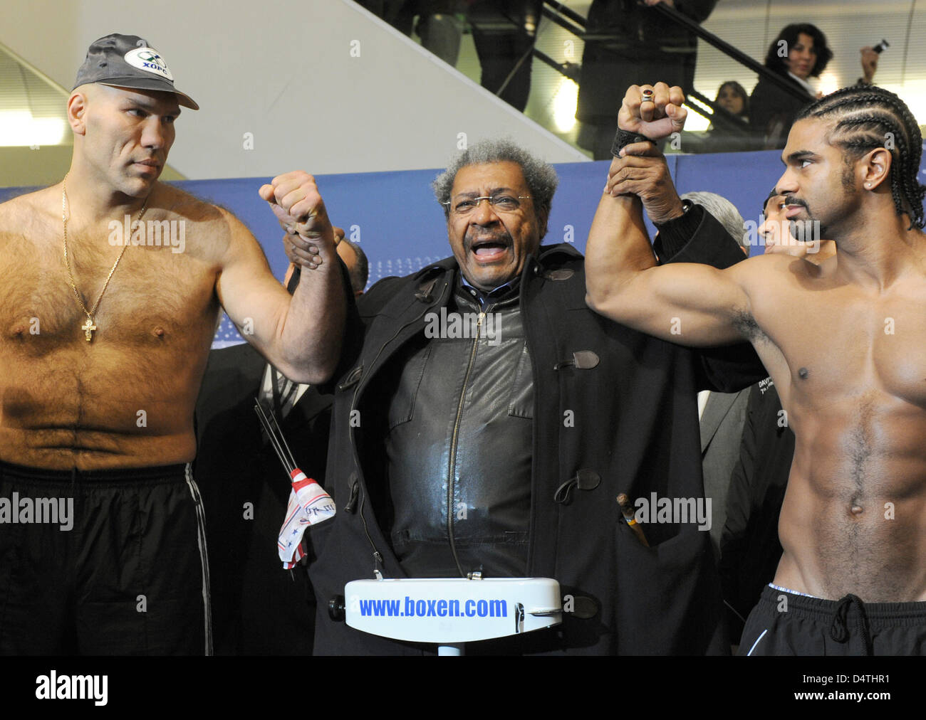 Heavyweight Champion WBA russe Nikolay Valuev (L) et son concurrent britannique David Haye (R) face off après la pesée officielle à Nuremberg, Allemagne, 06 novembre 2009. Et Valuev Haye sera fort pour le titre le 07 novembre. Photo : ARMIN WEIGEL Banque D'Images