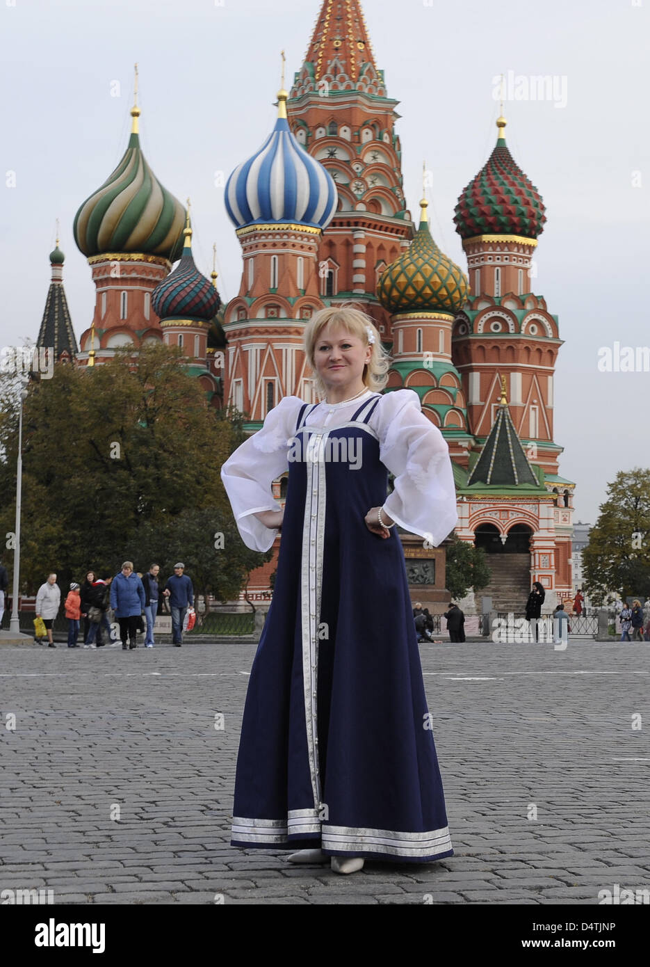Vêtements russes traditionnels Banque de photographies et d'images à haute  résolution - Alamy